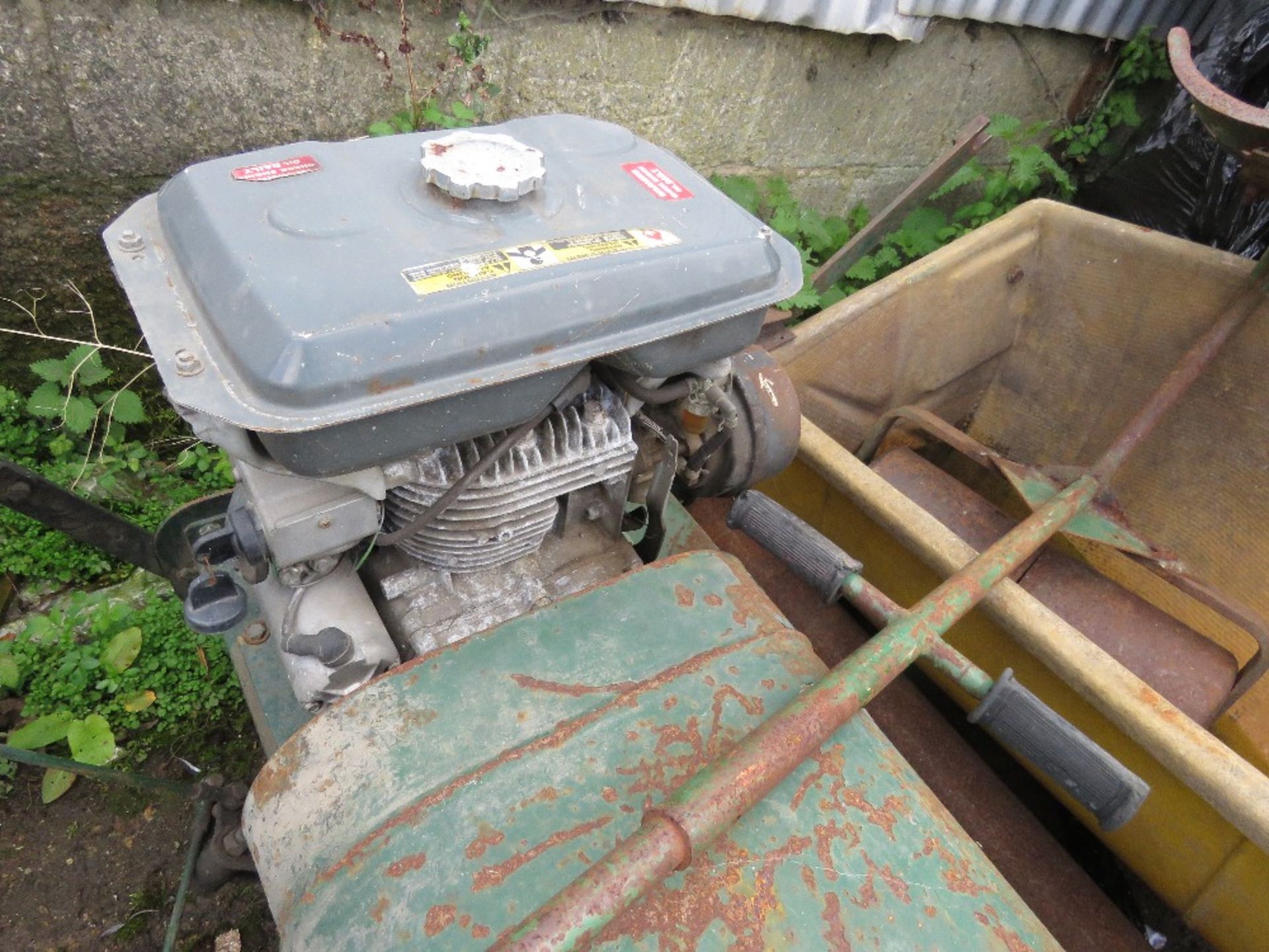 LARGE CYLINDER MOWER WITH SEAT AND COLLECTOR. KUBOTA GS300 ENGINE FITTED. - Image 4 of 7