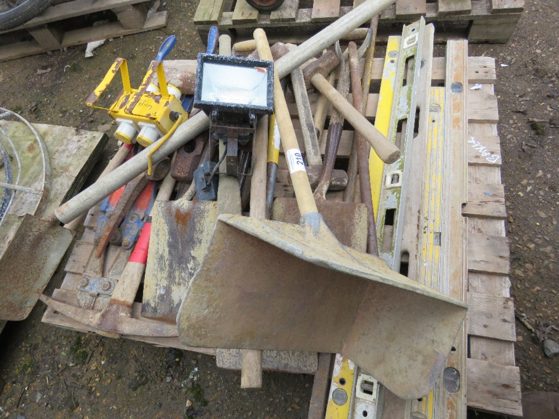 PALLET CONTAINING ASSORTED HAND TOOLS.....THIS LOT IS SOLD UNDER THE AUCTIONEERS MARGIN SCHEME, THER - Image 2 of 4