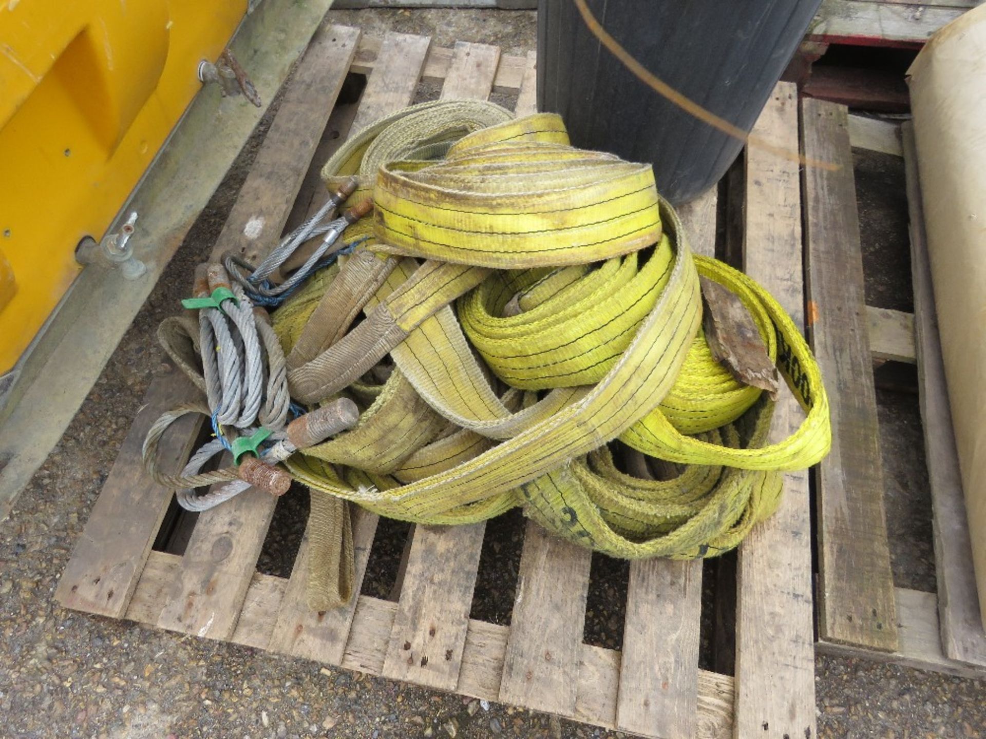 ASSORTED LIFTING STRAPS ETC......THIS LOT IS SOLD UNDER THE AUCTIONEERS MARGIN SCHEME, THEREFORE NO - Image 2 of 3
