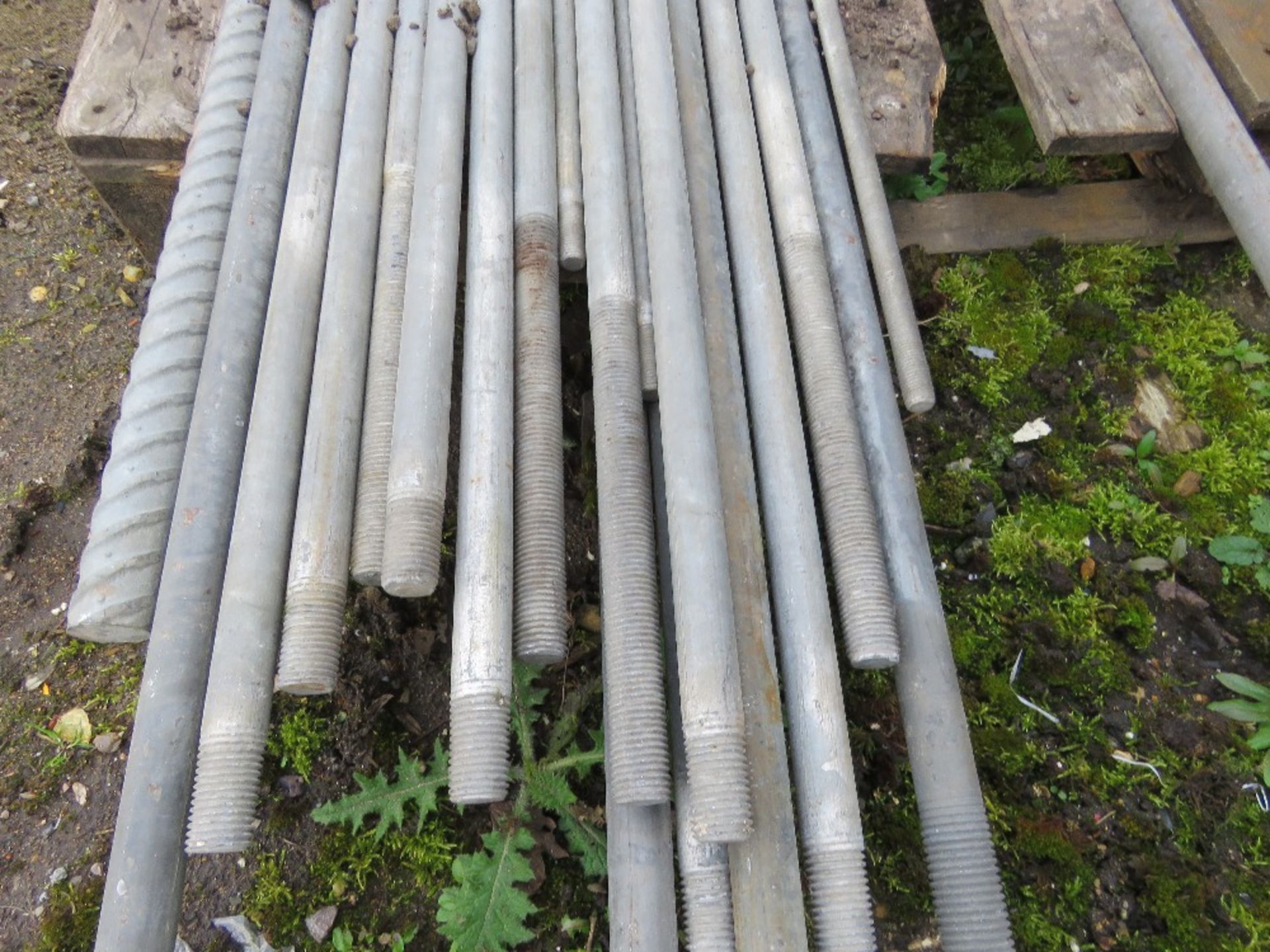 PALLET CONTAINING HEAVY DUTY GALVANISED STEEL RODS 4FT - 10FT APPROX.....THIS LOT IS SOLD UNDER THE - Image 3 of 5