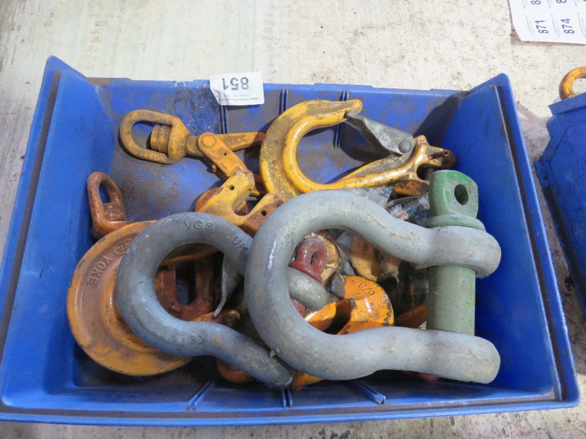 TRAY CONTAINING LARGE SHACKLES AND LIFTING HOOKS. - Image 3 of 3