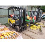 DAEWOO G18S-2 GAS POWERED FORKLIFT TRUCK WITH SIDE SHIFT. 1.8TONNE LIFT CAPACITY. 8136 REC HOURS. YE