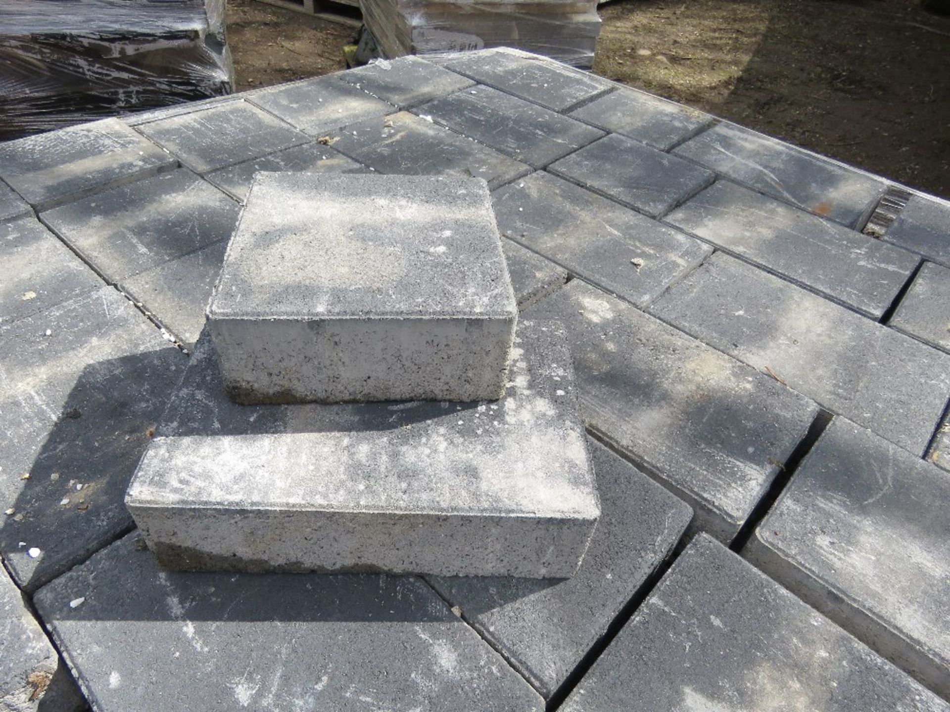 2 X PALLETS OF BLOCK PAVERS, BLACK COLOURED. - Image 5 of 7