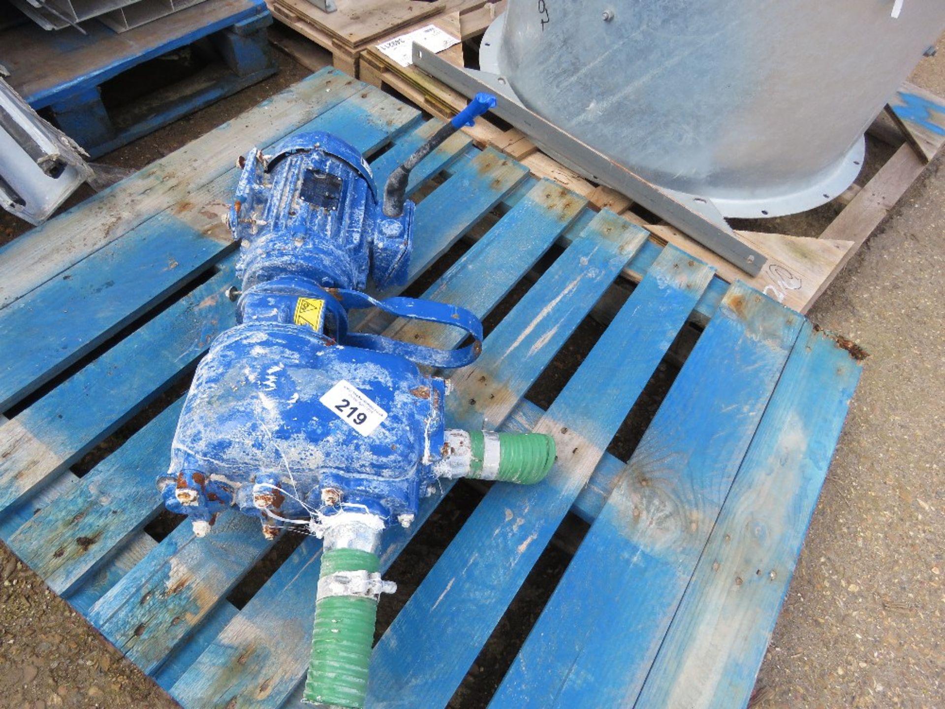 HIGH VOLUME WATER PUMP. WORKING WHEN REMOVED. DONE 4 MONTHS WORK ONLY. SOURCED FROM COMPANY LIQUIDA - Image 2 of 4