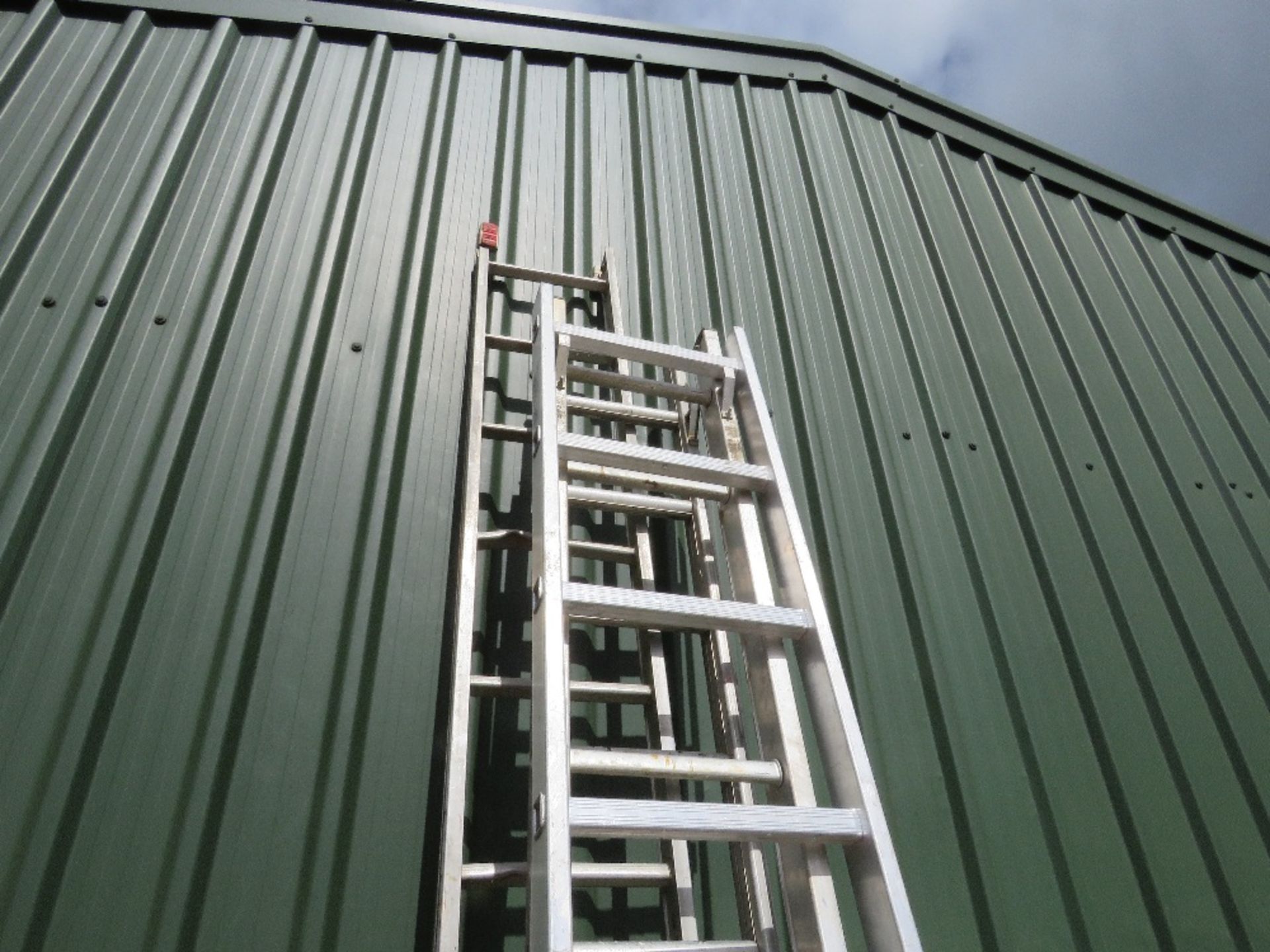 4NO ALUMINIUM SINGLE STAGE LADDERS SECTIONS. - Image 4 of 4