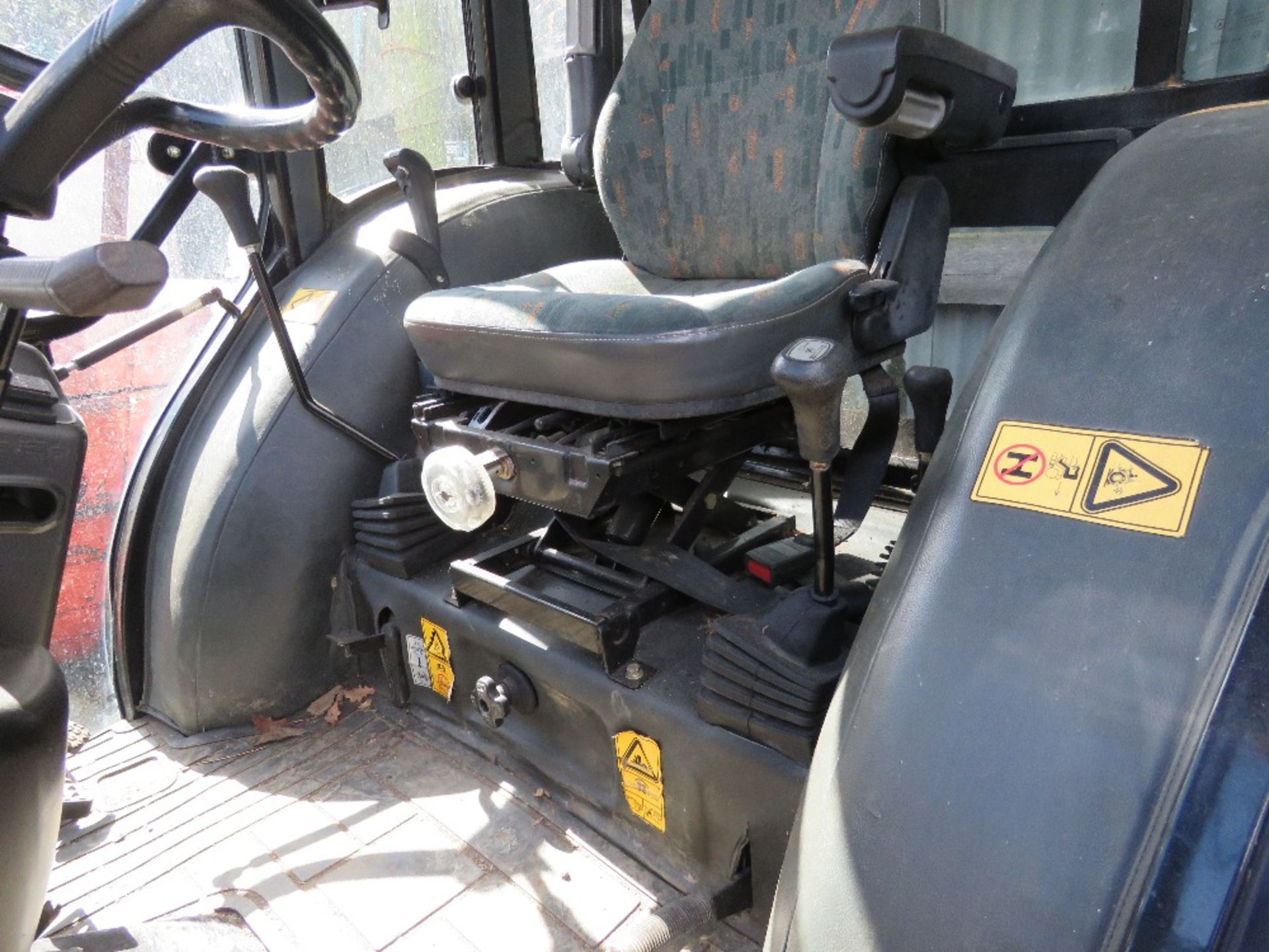 JCB 354 4WD 50HP TRACTOR WITH POWER LOADER ON GRASS TYRES REG:LF57 FSY. YEAR 2008 APPROX WITH V5. 1 - Image 24 of 25