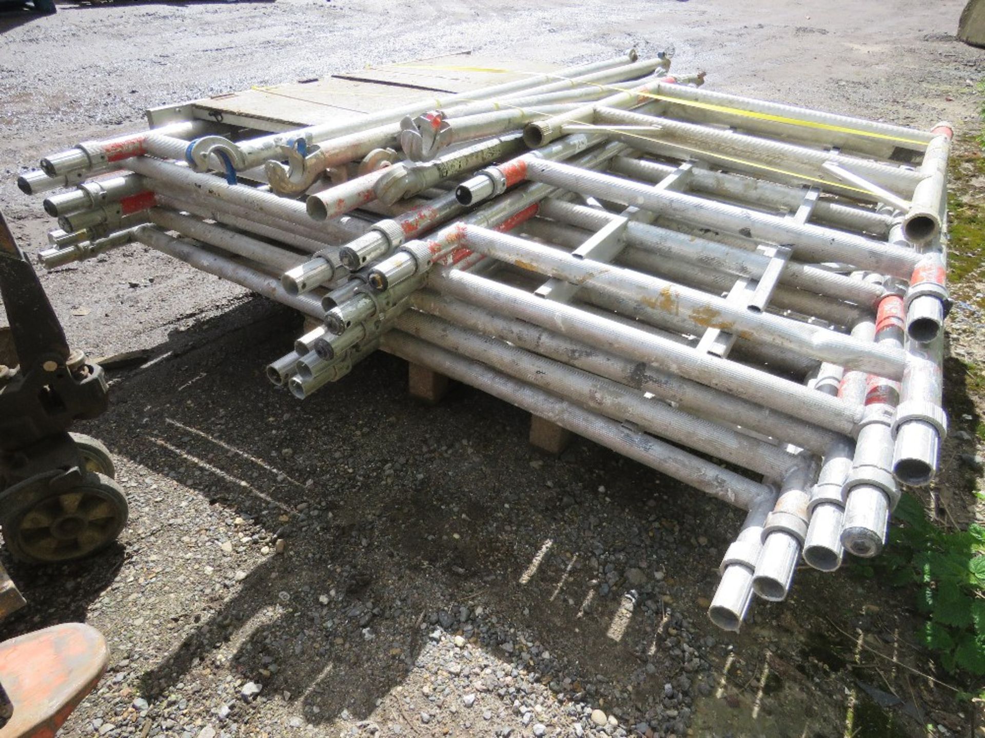 QUANTITY OF SINGLE WIDTH ALUMINIUM SCAFFOLD TOWER FRAMES, BOARD AND POLES AS SHOWN.....THIS LOT IS S - Image 5 of 6