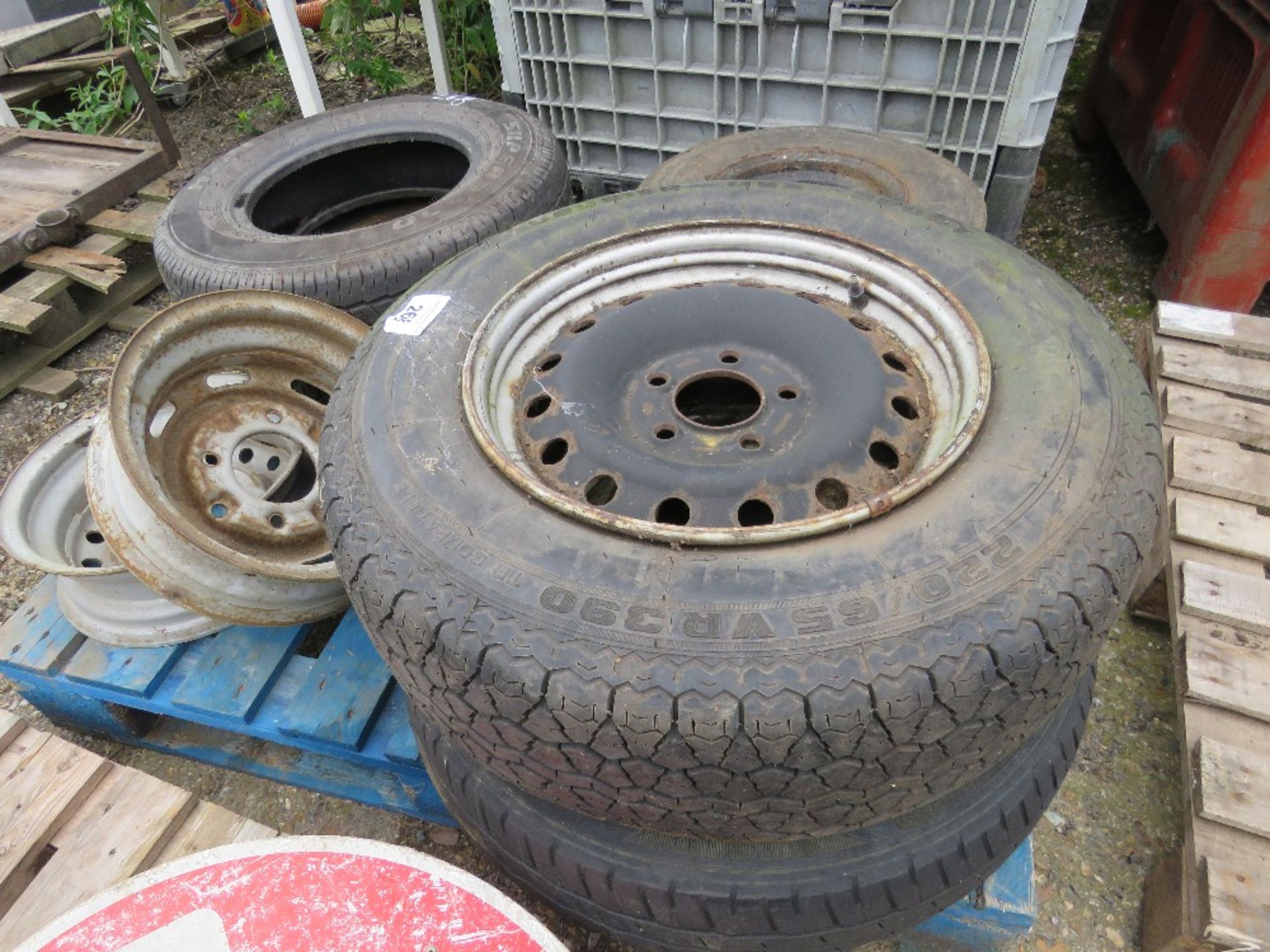 PALLET OF ASSORTED WHEELS AND TYRES. - Image 4 of 4