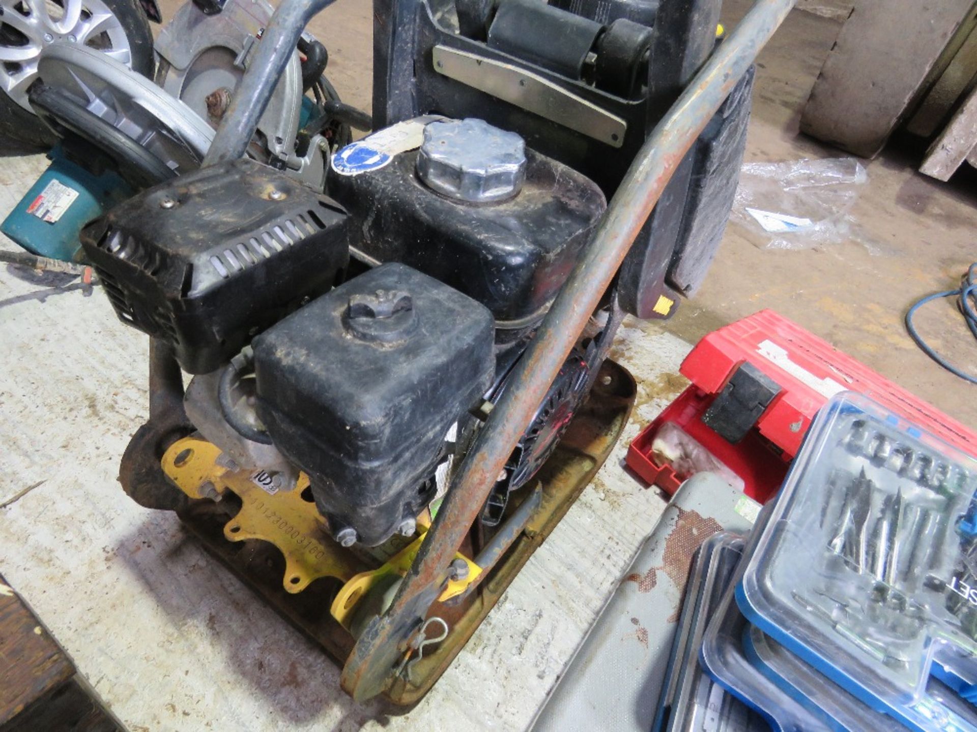 BOMAG PETROL ENGINED COMPACTION PLATE WITH A WATER TANK. - Image 3 of 5