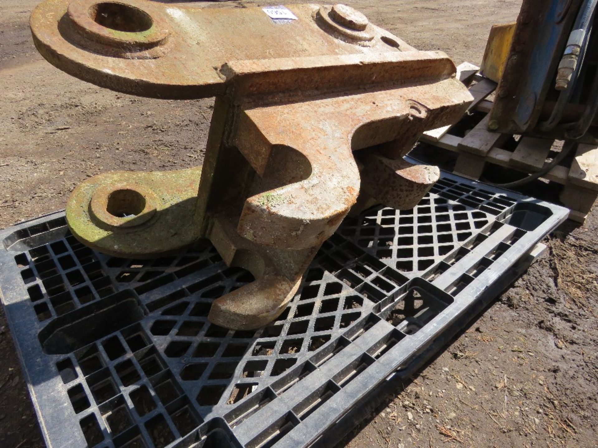 SPECIALIST EXCAVATOR MOUNTED ADAPTOR HITCH ASSEMBLY, 80MM TOP PINS, 65MM BOTTOM HOOKS APPROX. - Image 3 of 4