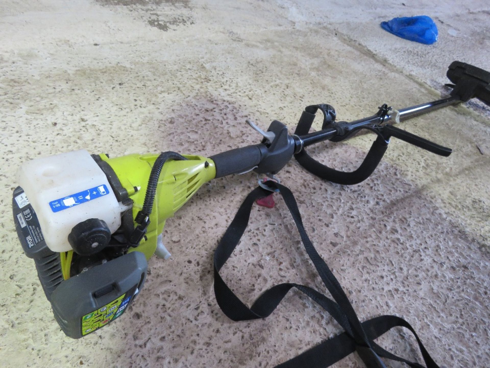 RYOBI PETROL ENGINED BRUSH CUTTER.....THIS LOT IS SOLD UNDER THE AUCTIONEERS MARGIN SCHEME, THEREFOR - Bild 4 aus 5