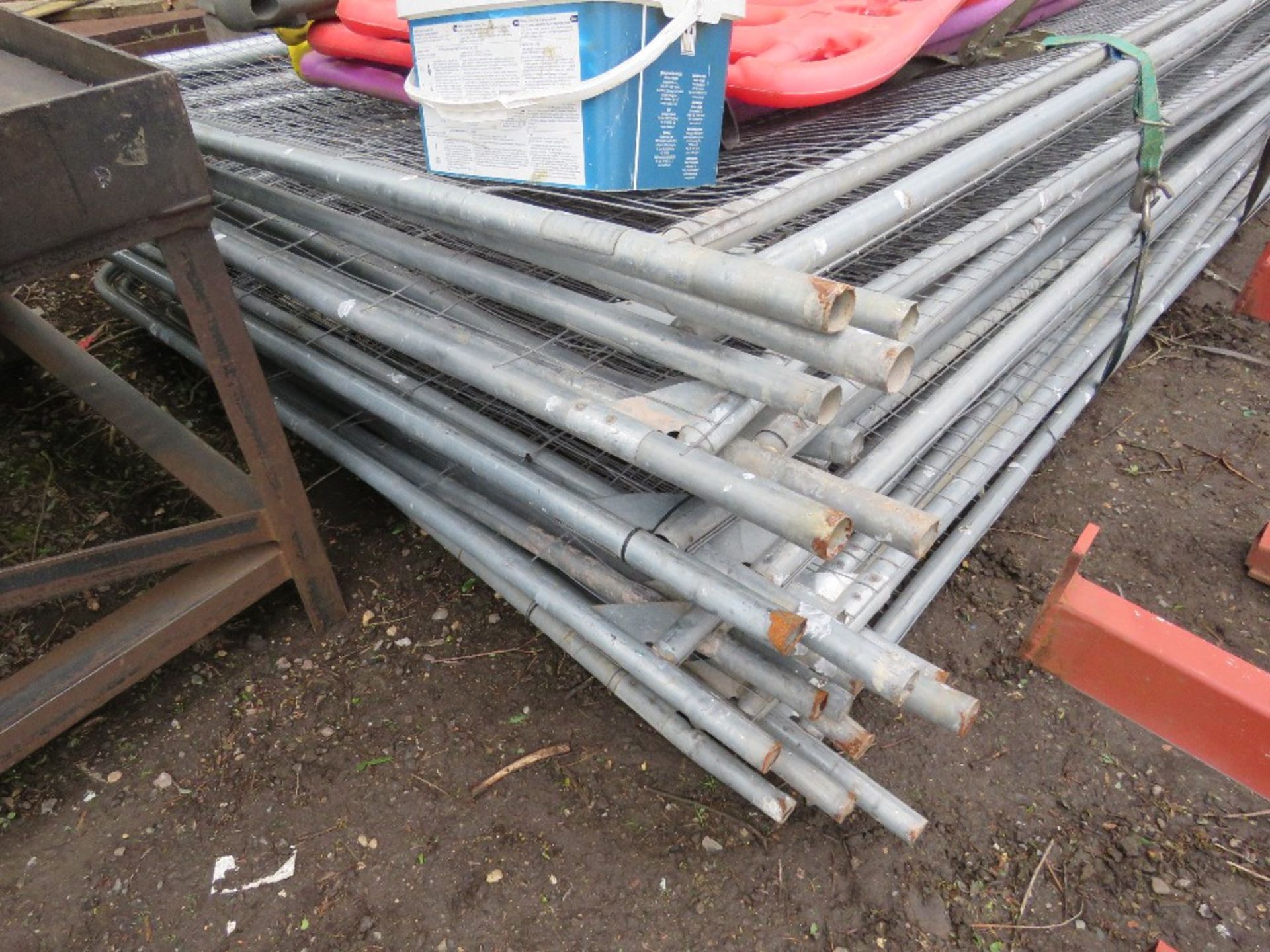 STACK OF HERAS TYPE FENCE PANELS (21NO IN TOTAL APPROX) WITH FEET AND CLIPS AS SHOWN PLUS 4 NO PLAST - Bild 4 aus 5