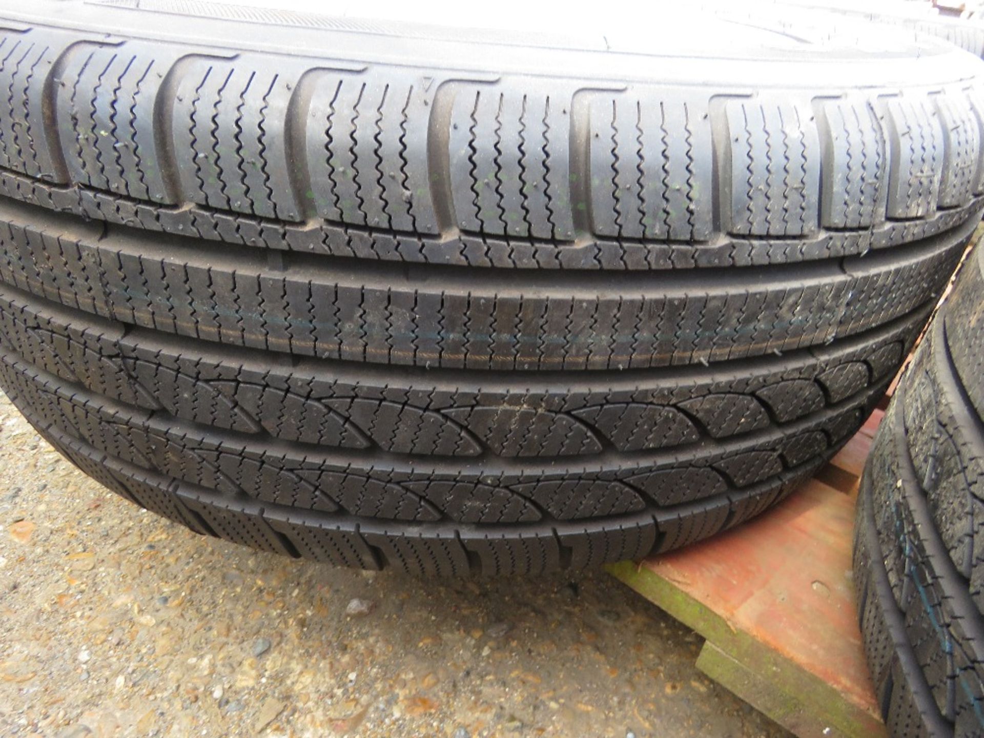 SET OF VW 235/55R17 SNOW TYRES ON ALLOY RIMS. - Image 4 of 5