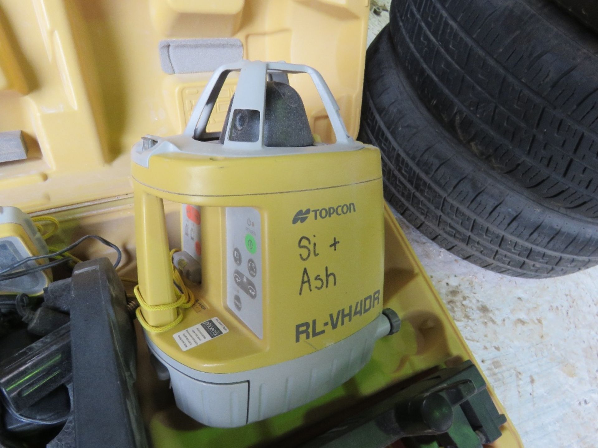 TOPCON RL-VH3D ROTATING LASER LEVEL SET IN A CASE. DIRECT FROM LOCAL COMPANY. - Image 2 of 6