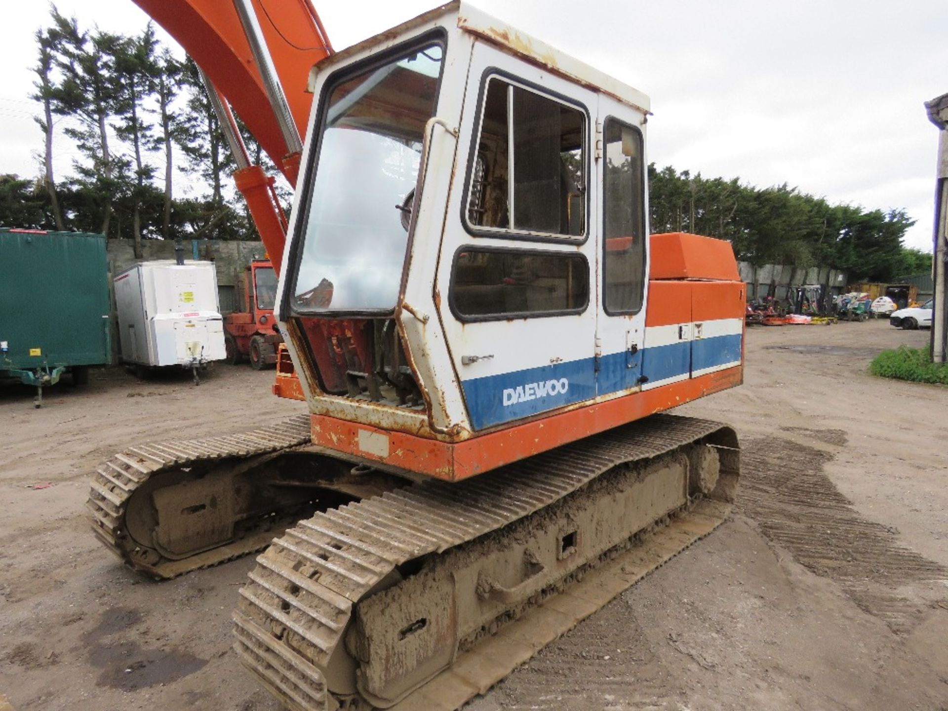DAEWOO DH130 STEEL TRACKED EXCAVATOR, 13 TONNE RATED, SUPPLIED WITH 2 BUCKETS (6FT AND 3FT). SN:010 - Image 3 of 11