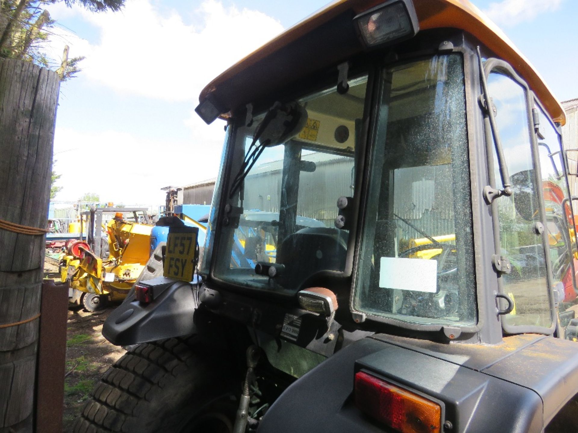 JCB 354 4WD 50HP TRACTOR WITH POWER LOADER ON GRASS TYRES REG:LF57 FSY. YEAR 2008 APPROX WITH V5. 1 - Image 14 of 25