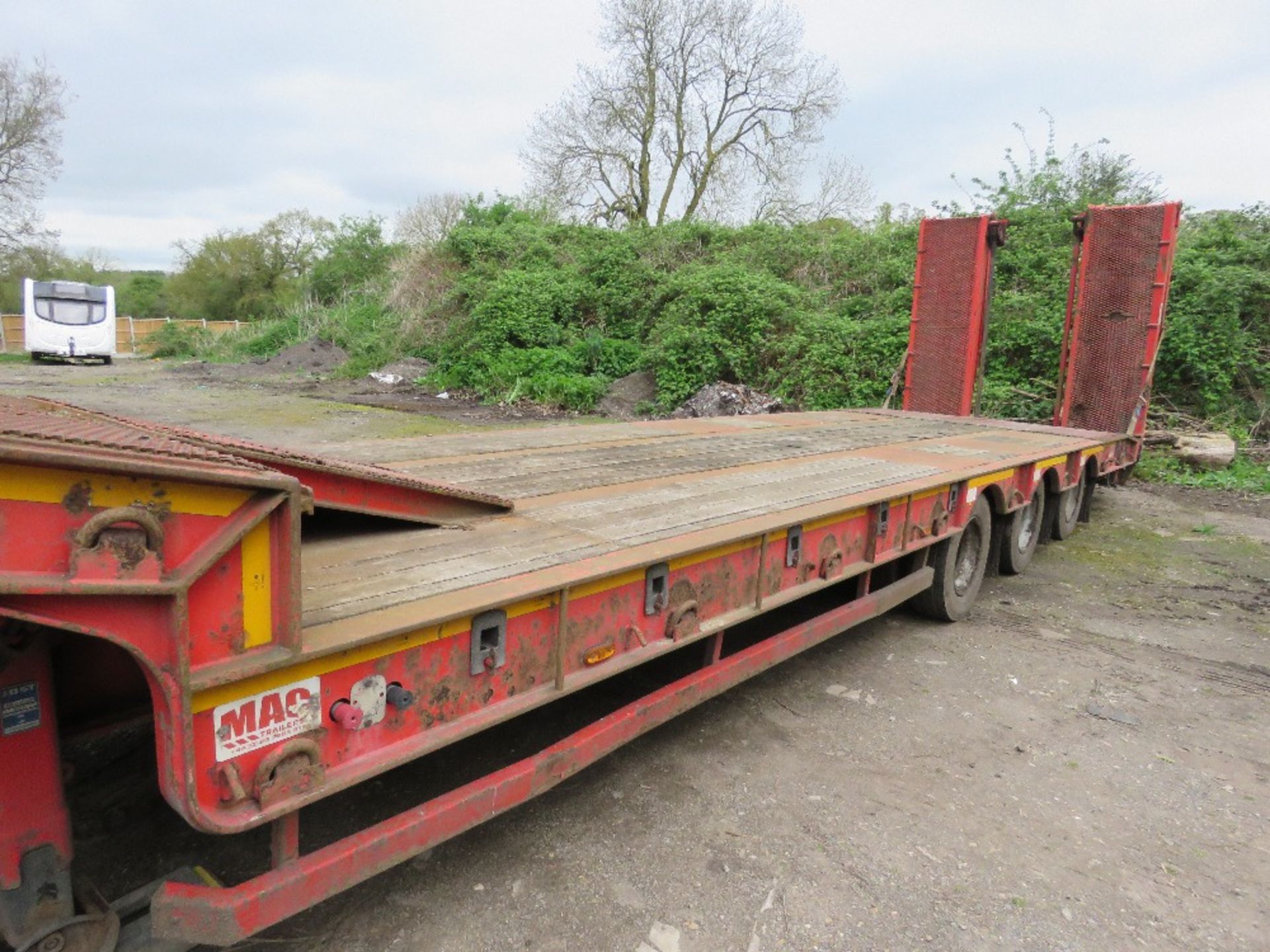 MAC S3-44 TRIAXLE LOW LOADER TRAILER WITH WINCH, YEAR 2015. TESTED UNTIL 30TH APRIL 2025. 13.6 OVERA - Image 8 of 15