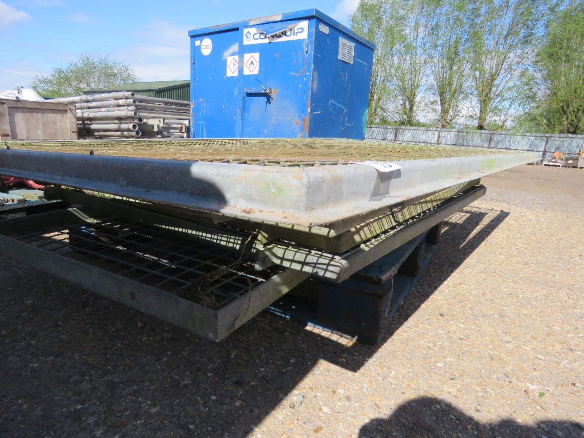 STACK OF MESH COVERED PANELS. IDEAL FOR DOG/ANIMAL CAGES ETC. - Image 6 of 6