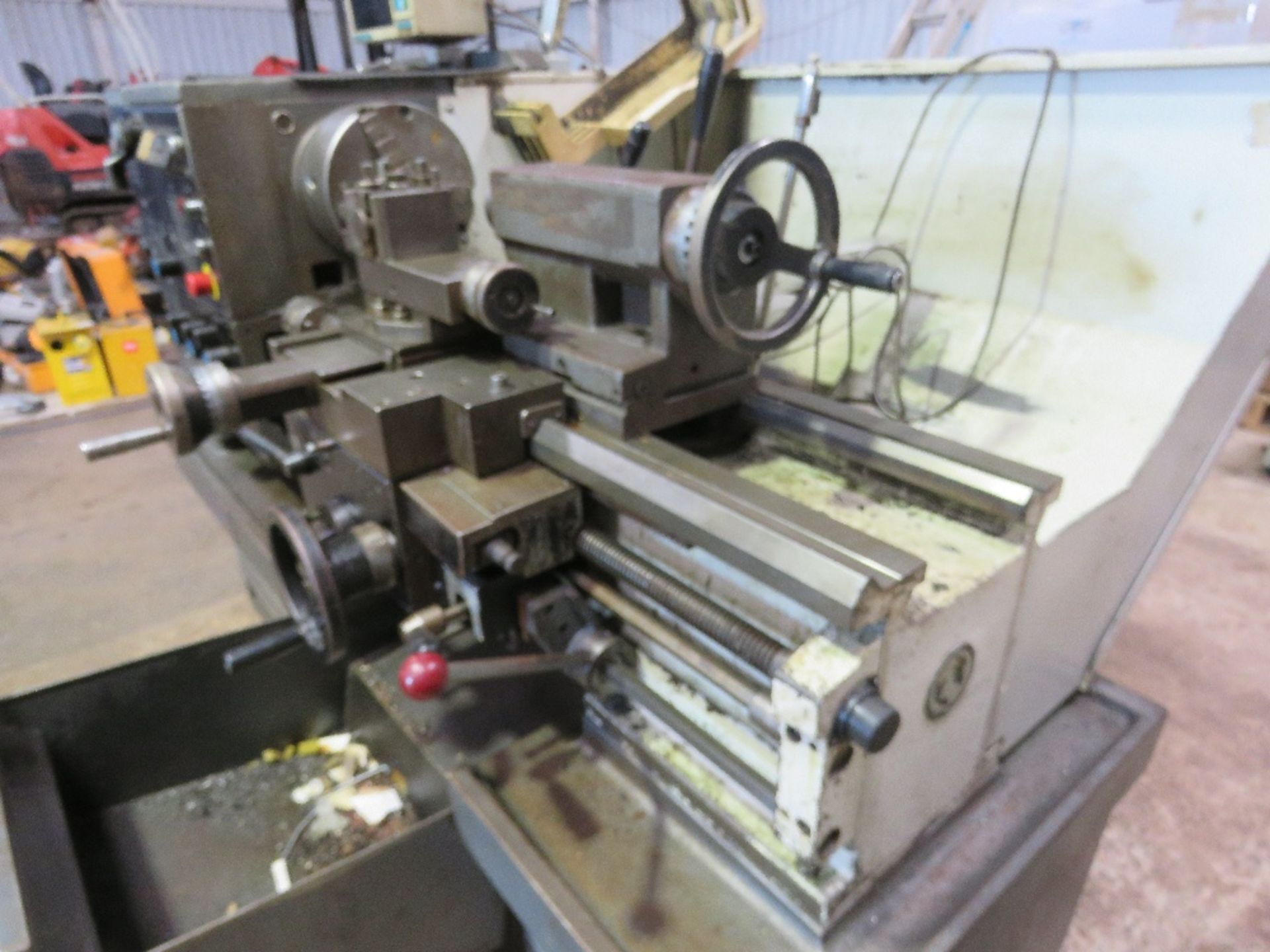 COLCHESTER TRIUMPH 2500 METAL WORKING LATHE, 3 PHASE POWERED. - Image 5 of 9