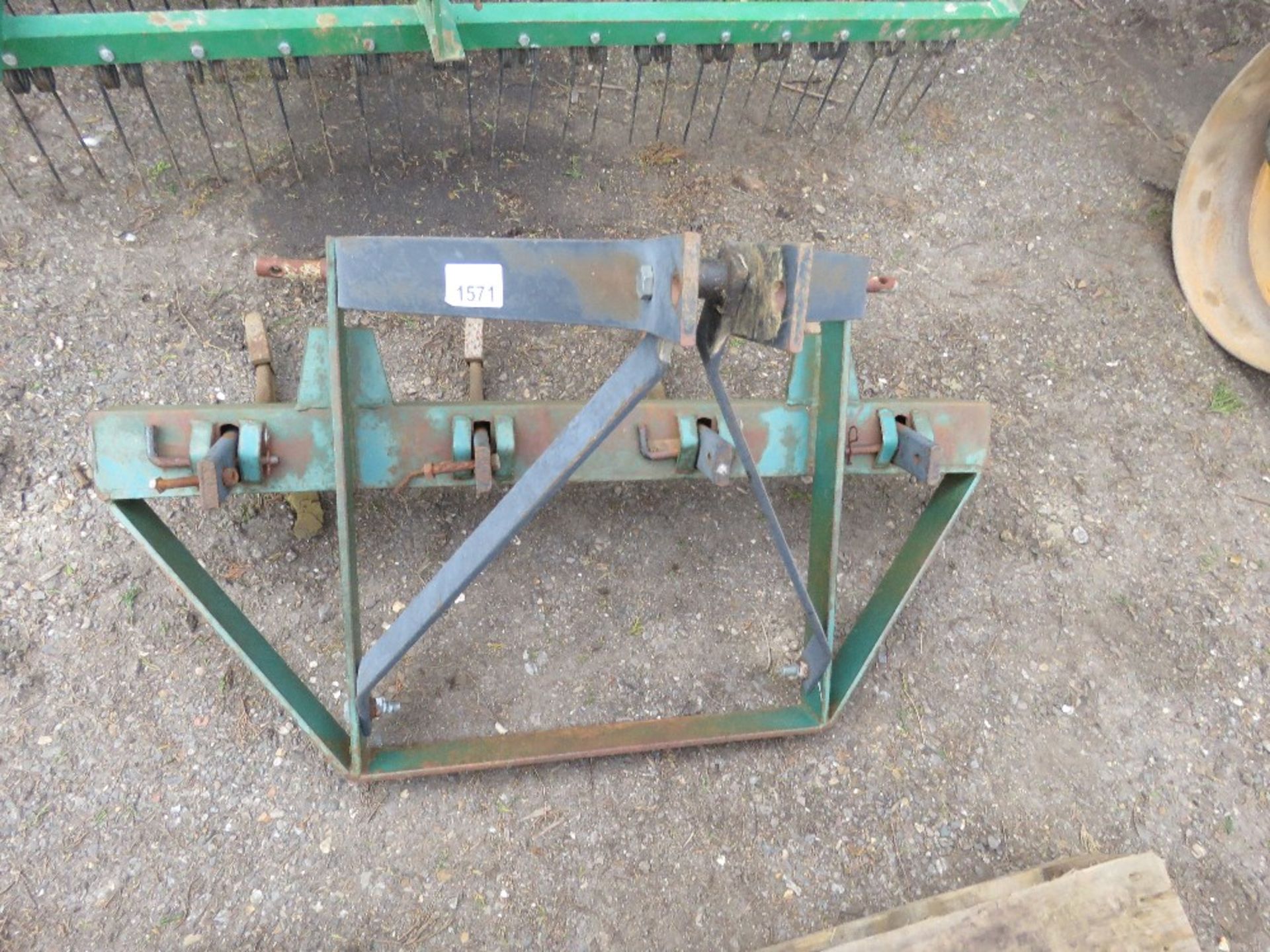 HEAVY DUTY 4 TINE RIPPER ATTACHMENT FOR SMALL TRACTOR, 4FT OVERALL WIDTH APPROX. 6NO PALLETS OF IBST
