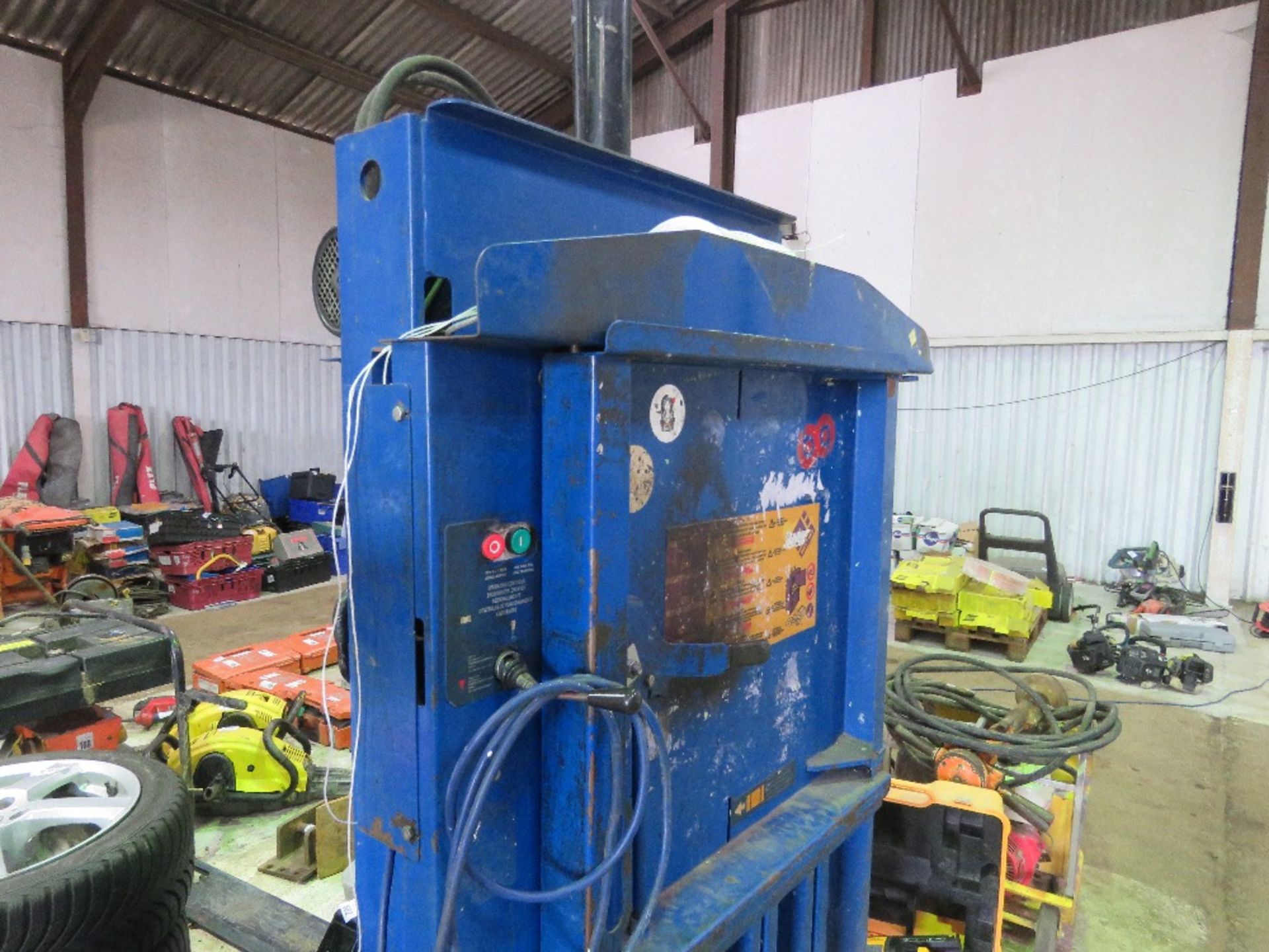 MAC-FAB 240VOLT CARDBOARD COMPACTOR/BALER, SOURCED FROM COMPANY LIQUIDATION. - Image 2 of 9