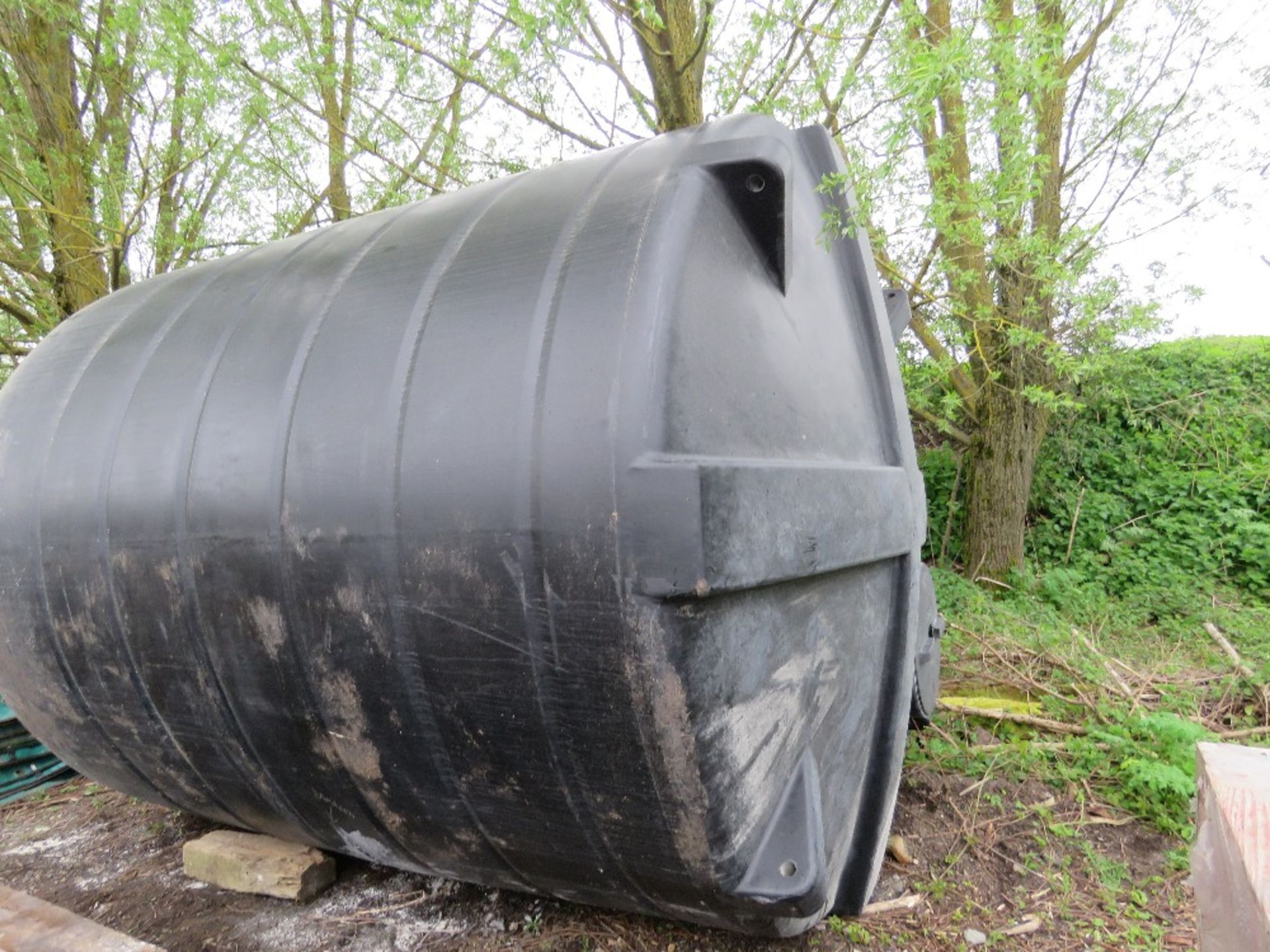 EXTRA LARGE WATER STORAGE TANK 10FT HEIGHT X 9FT DIAMETER APPROX. DAMAGED IN THE MIDDLE AS SHOWN. EX - Image 10 of 10