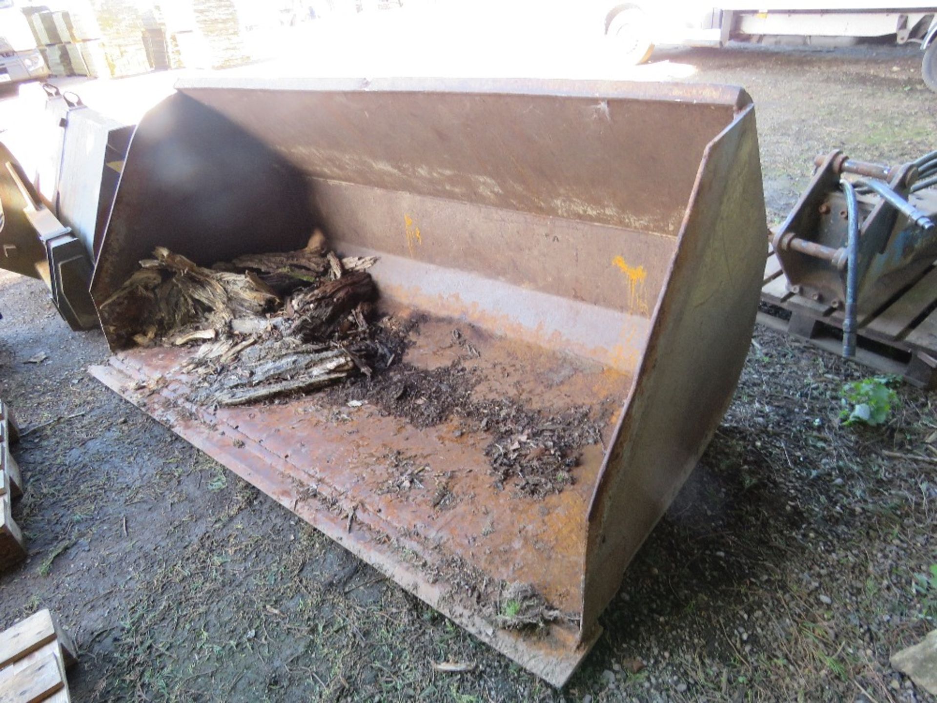 LARGE LOADING SHOVEL BUCKET, 8FT WIDTH APPROX, CONE AND PIN TYPE BRACKETS FITTED. - Image 2 of 5