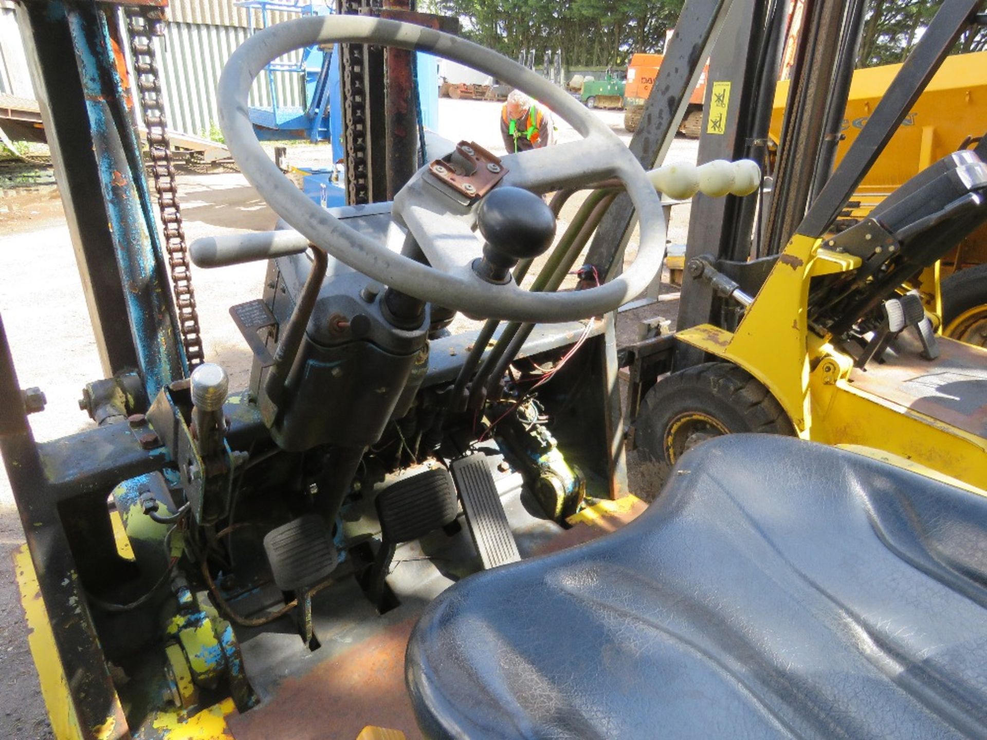 MITSUBISHI FG15 GAS POWERED FORKLIFT. WHEN TESTED WAS SEEN TO START AND RUN BRIEFLY BUT CUTTING OUT. - Image 6 of 9