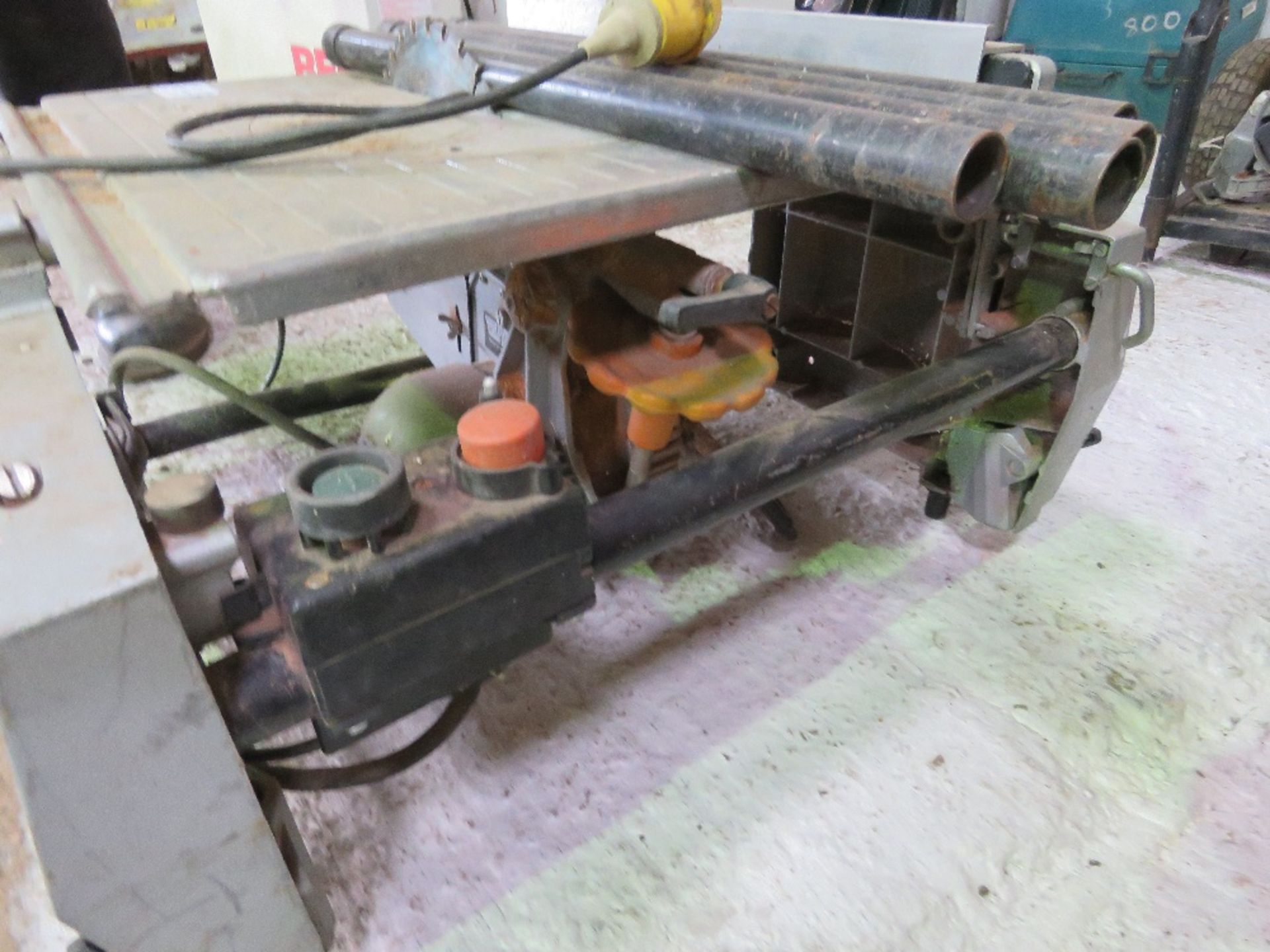 SMALL WOOD CUTTING SAWBENCH PLUS LEGS.....THIS LOT IS SOLD UNDER THE AUCTIONEERS MARGIN SCHEME, THER - Image 4 of 4