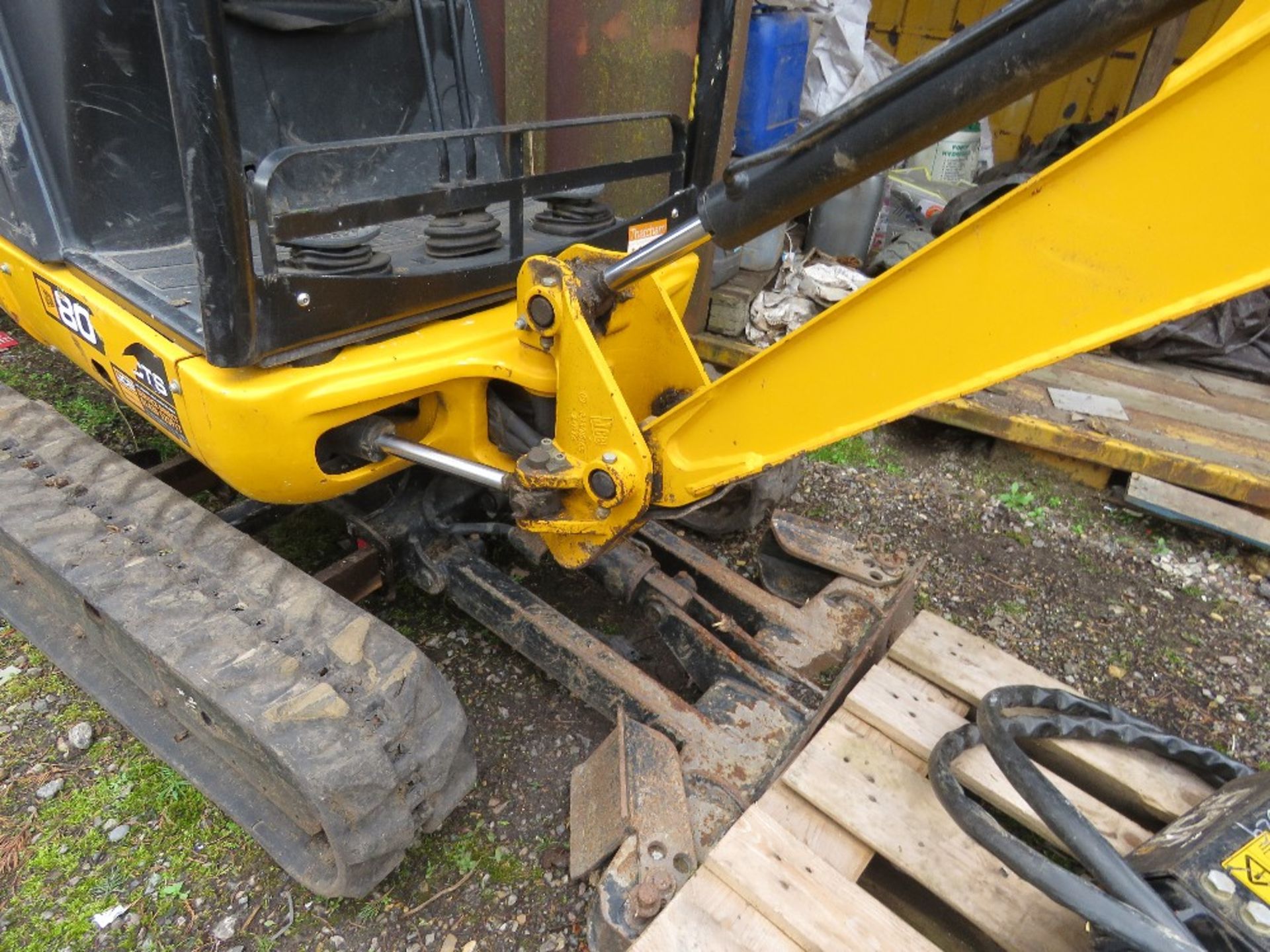 JCB 8018CTS RUBBER TRACKED MINI EXCAVATOR YEAR 2017, 1017 REC HOURS. WITH ONE BUCKET AND A POST HOLE - Image 4 of 14