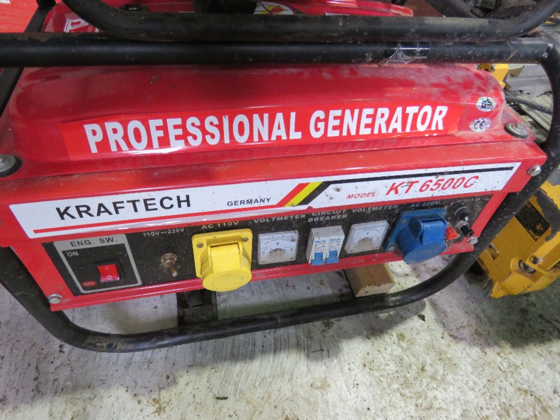 2 X PETROL ENGINED GENERATORS PLUS A WORK LIGHT. - Image 6 of 7