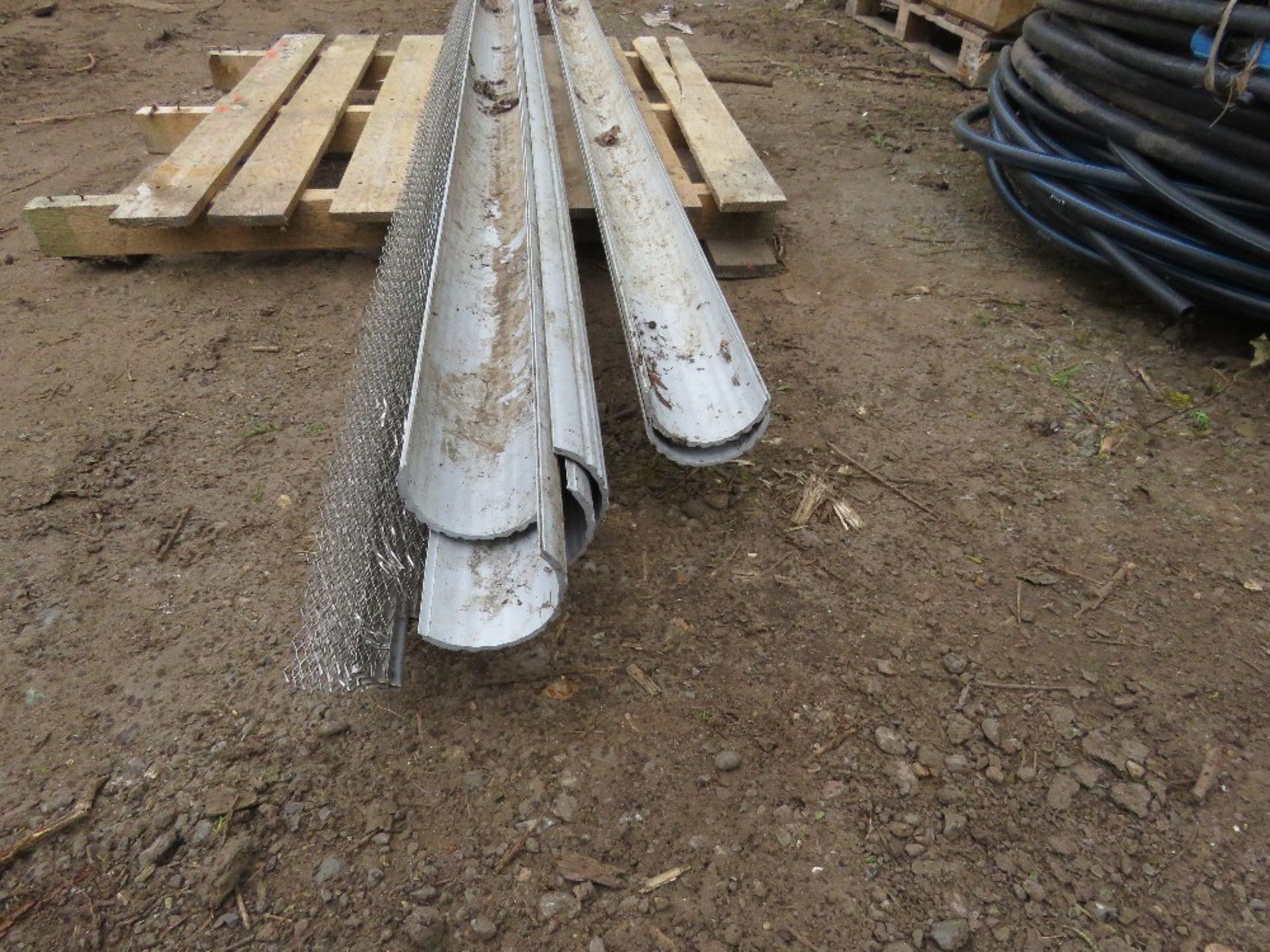 GUTTERING AND PLASTER BEAD.....THIS LOT IS SOLD UNDER THE AUCTIONEERS MARGIN SCHEME, THEREFORE NO VA - Image 4 of 4