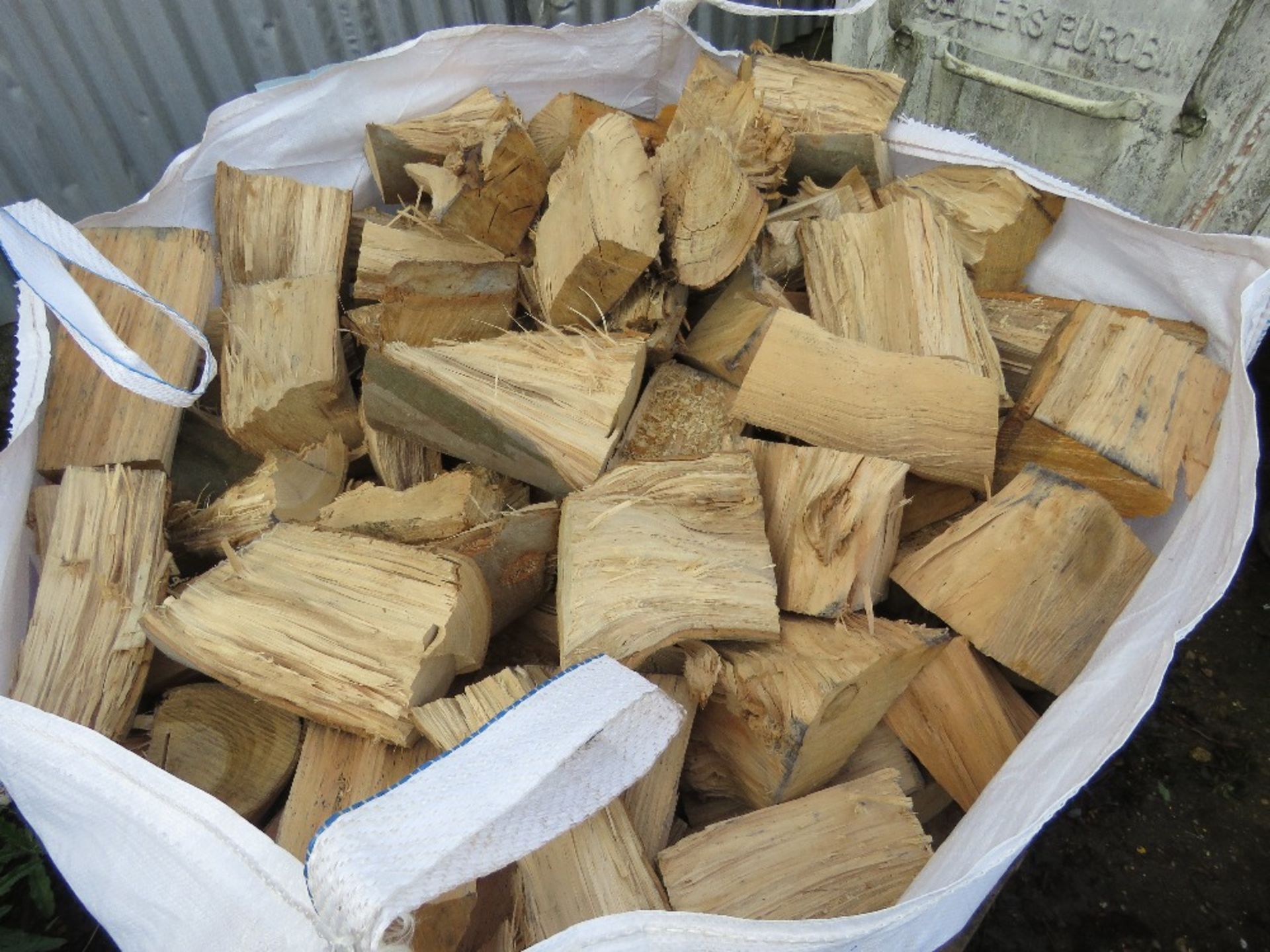 BULK BAG CONTAINING MAINLY HARDWOOD FIREWOOD LOGS.....THIS LOT IS SOLD UNDER THE AUCTIONEERS MARGIN - Image 2 of 2