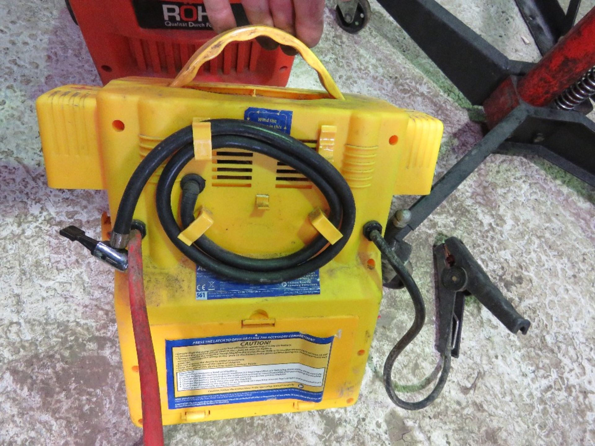 ROHR 12/24 VOLT BATTERY CHARGER PLUS A JUMP STARTER UNIT. SOURCED FROM GARAGE COMPANY LIQUIDATION. - Image 4 of 7