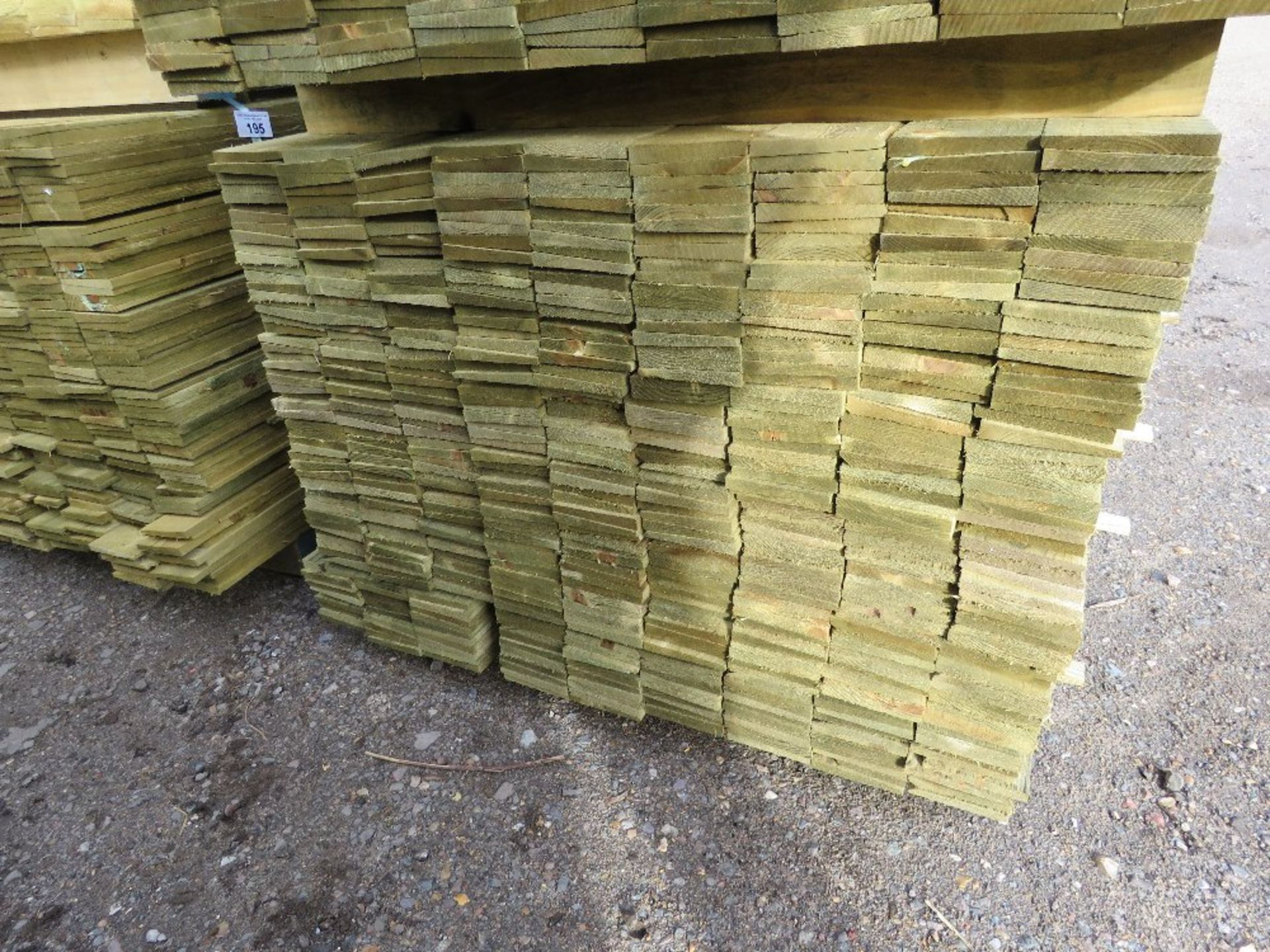 LARGE PACK OF PRESSURE TREATED FEATHER EDGE TIMBER CLADDING BOARDS. 1.80M LENGTH X 100MM WIDTH APPRO - Bild 2 aus 3