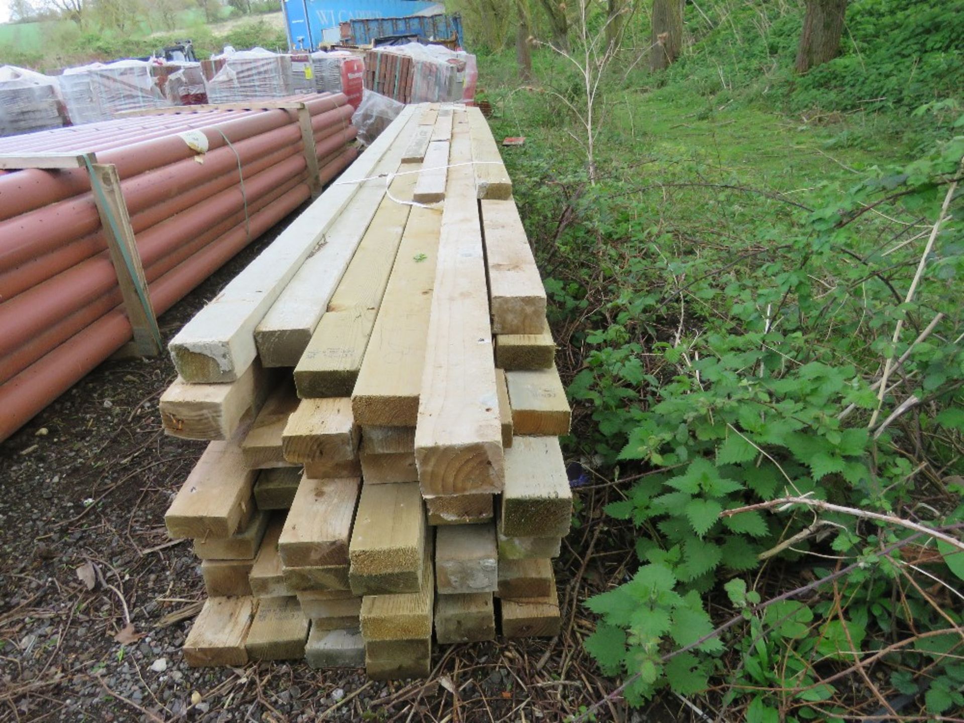 LARGE BUNDLE OF ASSORTED CONSTRUCTION TIMBERS 8FT-16FT LENGTH APPROX.....THIS LOT IS SOLD UNDER THE - Image 4 of 5