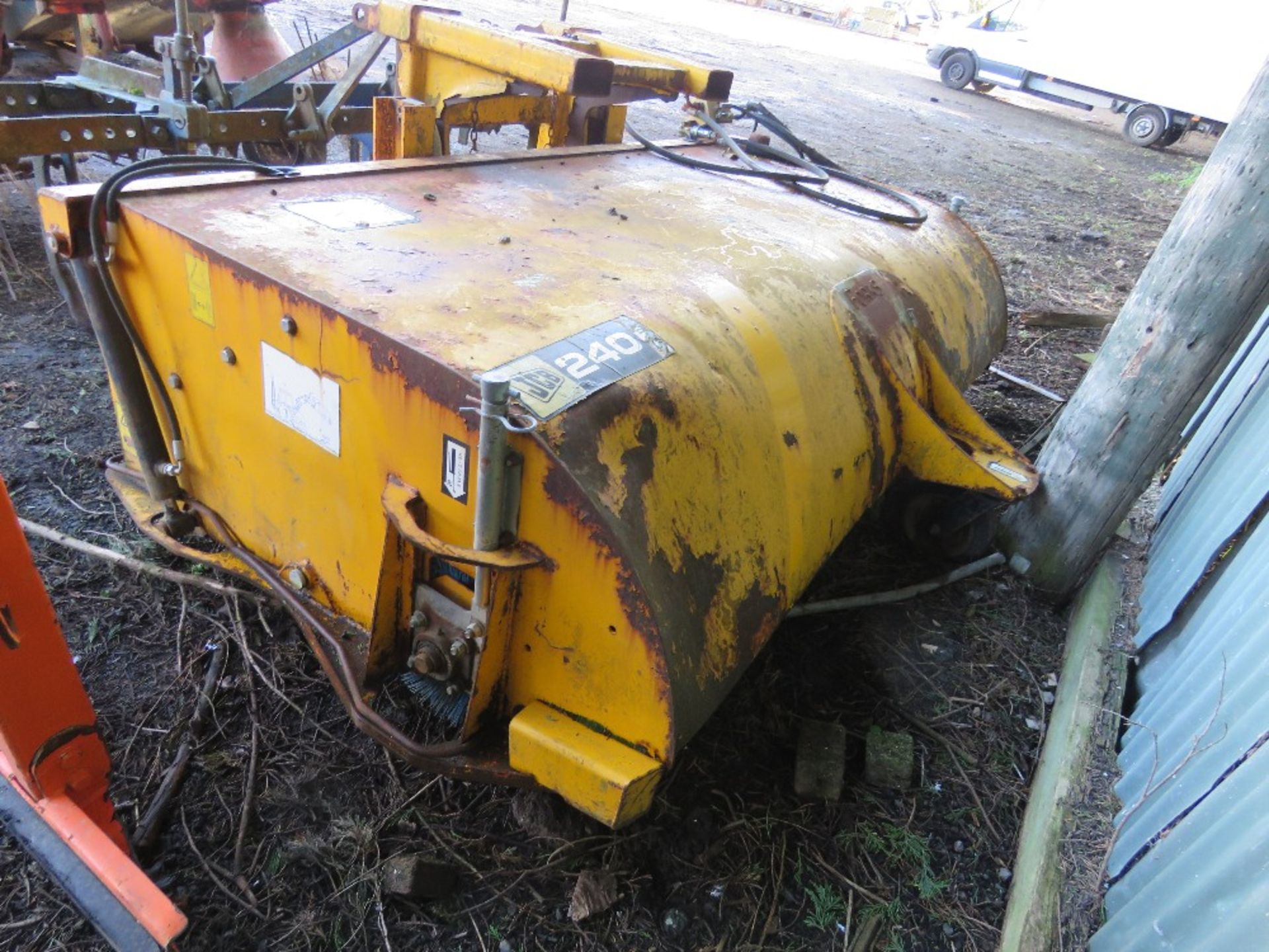 JCB240 HYDRAULIC DRIVEN FORKLIFT MOUNTED BRUSH WITH COLLECTOR BOX. 8FT WIDE APPROX. - Image 5 of 7
