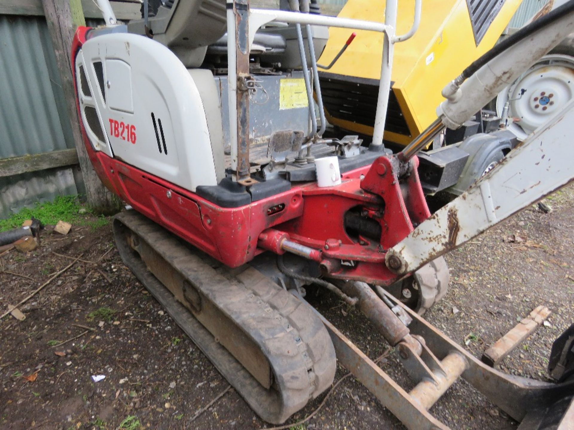 TAKEUCHI TB216 RUBBER TRACKED MINI EXCAVATOR YEAR 2020 BUILD. WITH ONE BUCKET, EXPANDING TRACKS SN - Bild 4 aus 12