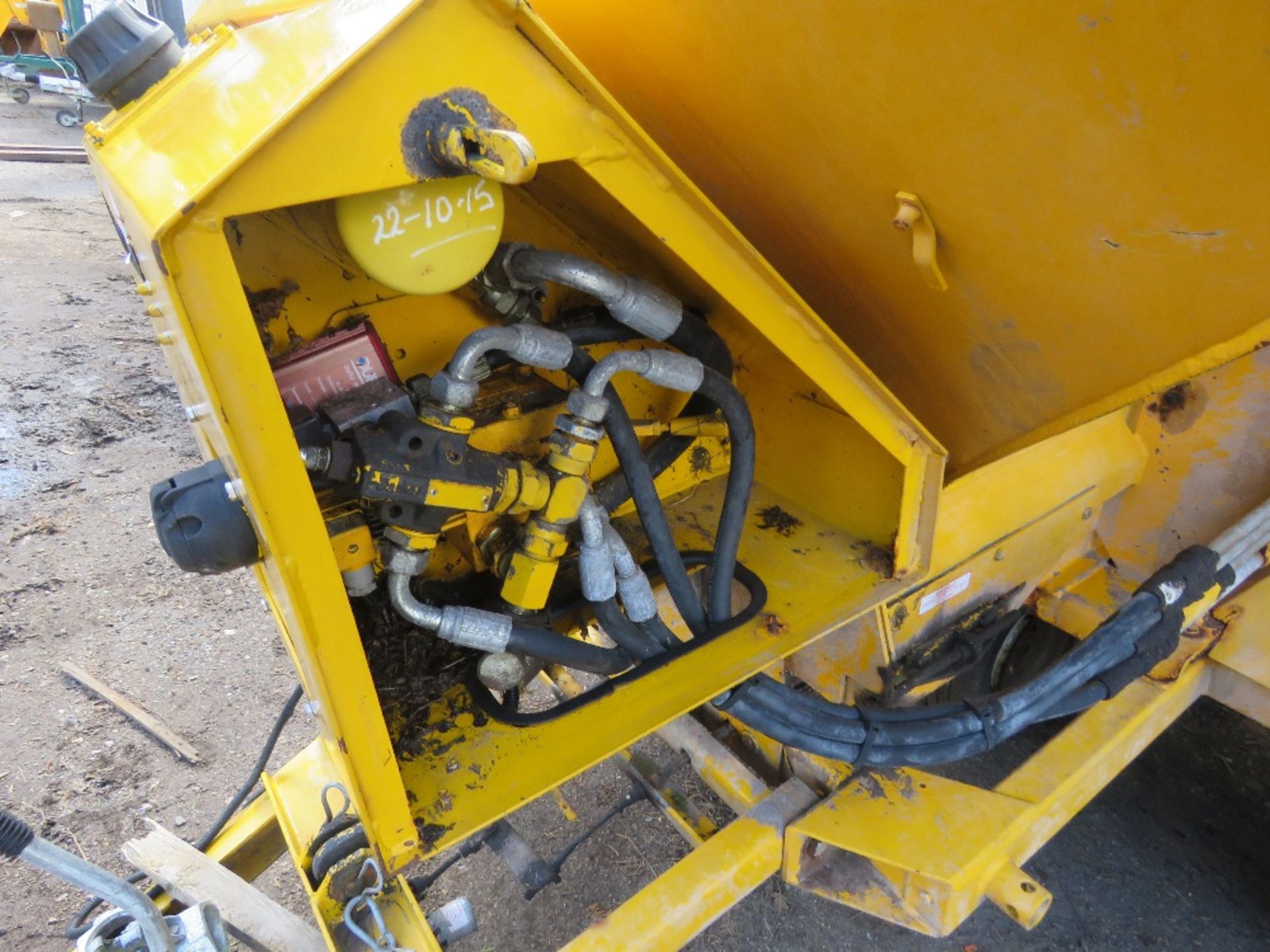 CHARITY LOT!! ECON SINGLE AXLED TOWED SALT SPREADER WITH WHEEL DRIVEN HYDRAULIC SYSTEM. UNUSED FOR - Image 11 of 13