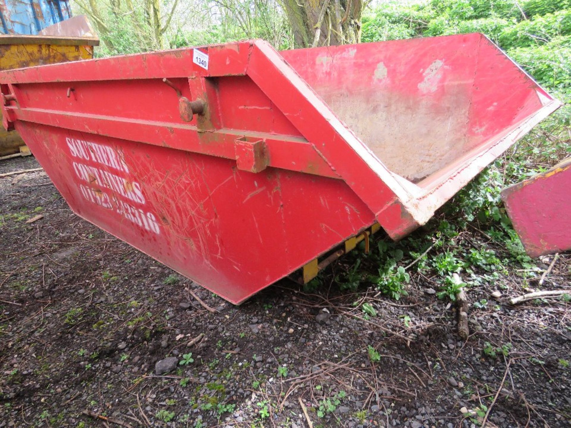 1NO CHAIN LIFT WASTE SKIP, 6 YARD CAPACITY APPROX. SOURCED FROM COMPANY LIQUIDATION. - Image 2 of 4