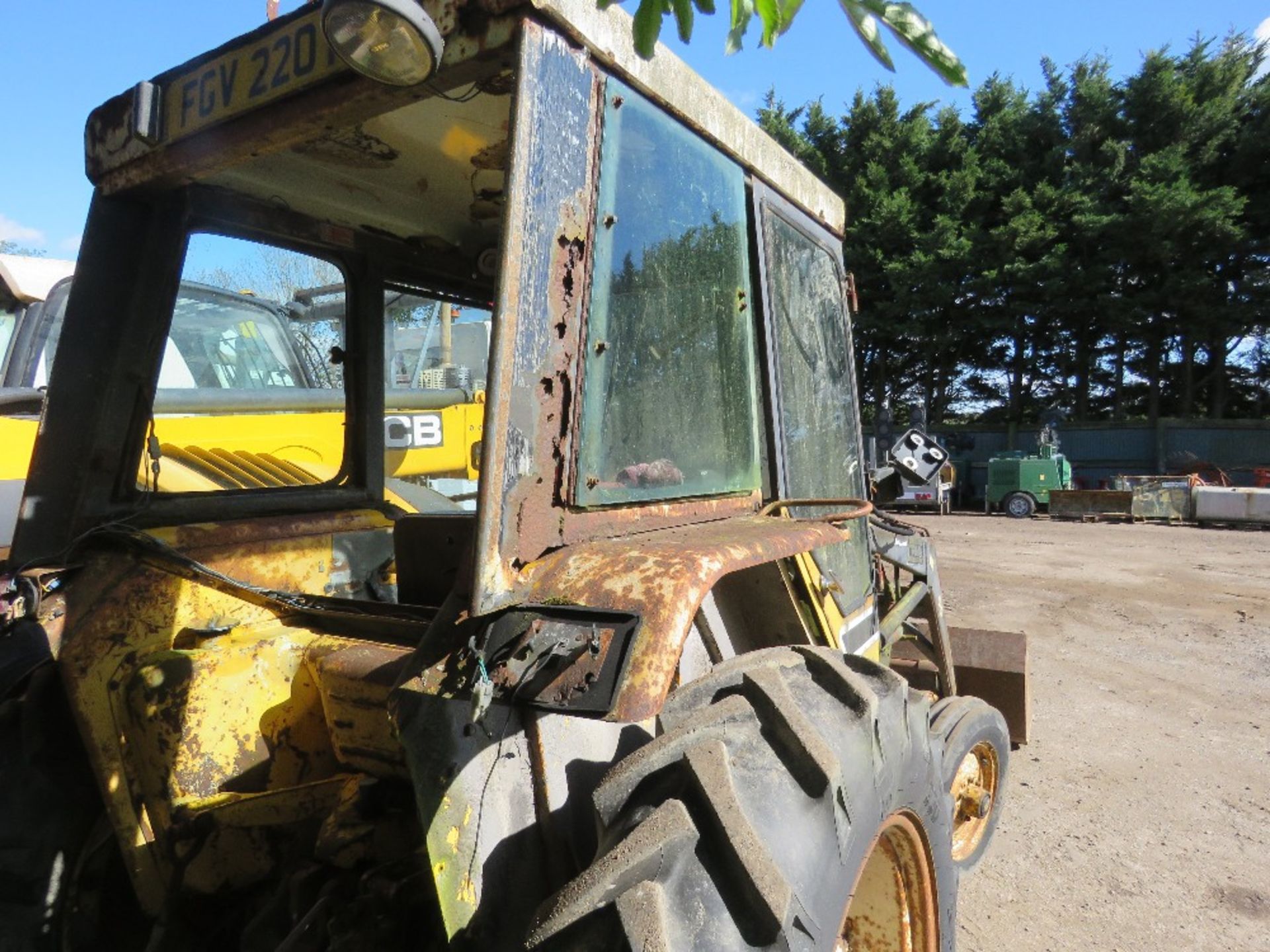 INTERNATIONAL 2WD TRACTOR WITH TRIMA 910 POWER LOADER. REG:FGV 220T (LOG BOOK TO APPLY FOR). WHEN TE - Image 9 of 16