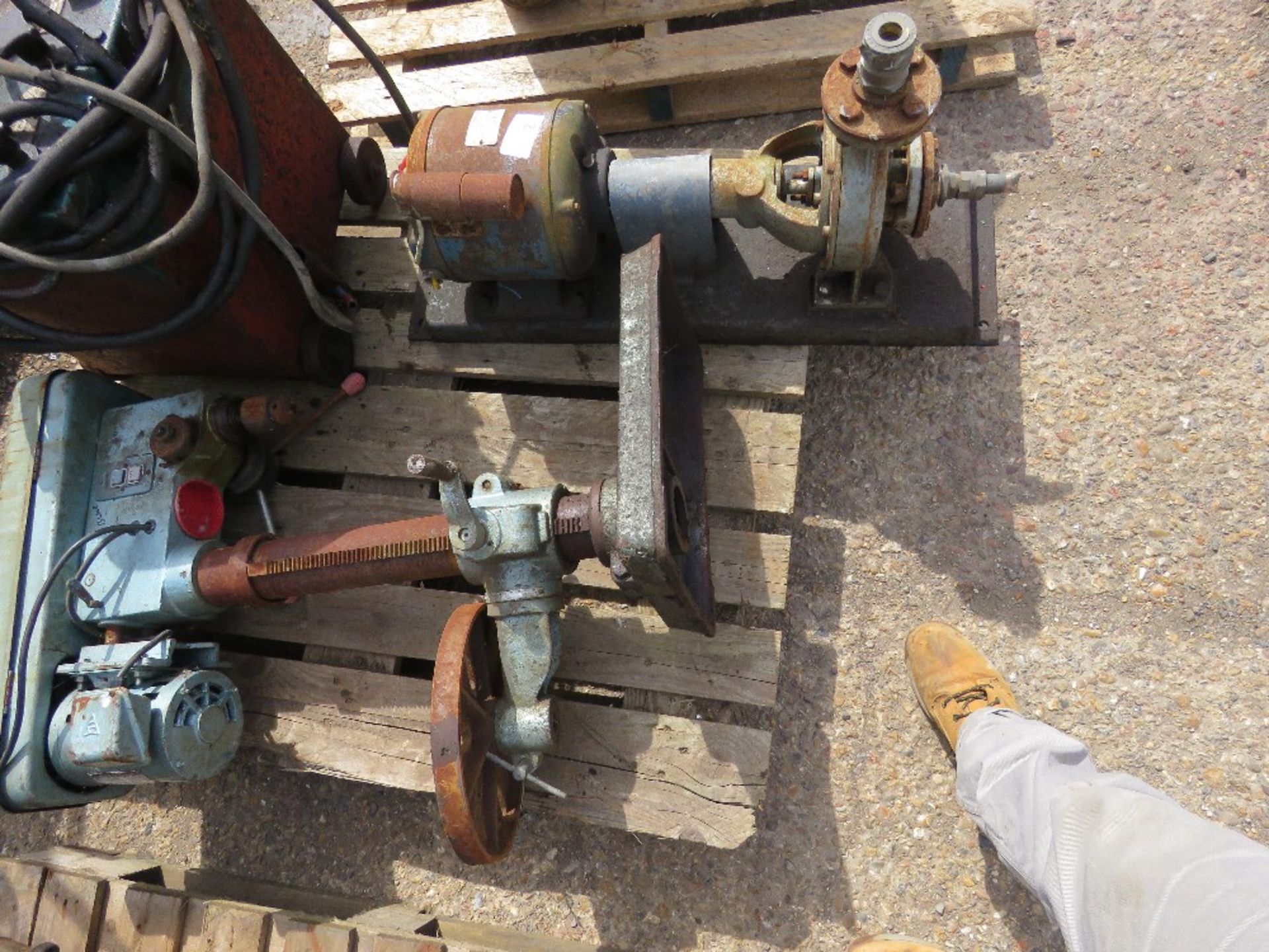 OIL FILLED ARC WELDER, PUMP AND A PILLAR DRILL.