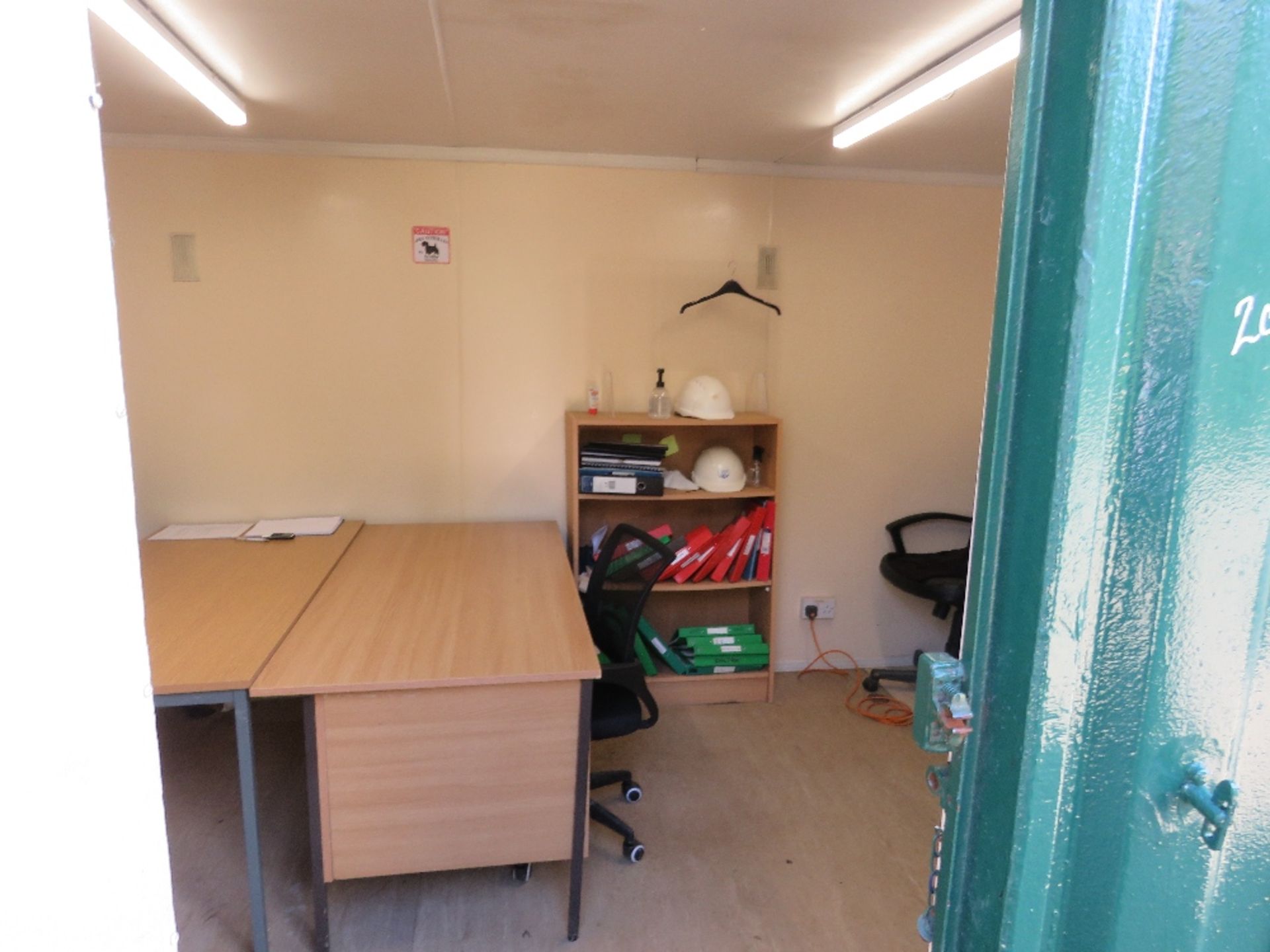 PORTABLE SITE OFFICE 16FT X 9FT APPROX OPEN PLAN AS SHOWN.. INCLUDES SOME FURNITURE. BEING SOLD ON B - Bild 2 aus 7