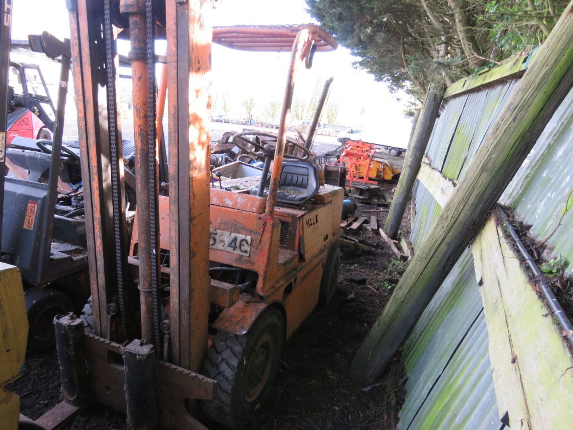 YALE DIESEL FORKLIFT TRUCK. WHEN TESTED WAS SEEN TO DRIVE, BRAKE AND LIFT (STEERING TIGHT). SEE VIDE - Image 2 of 9