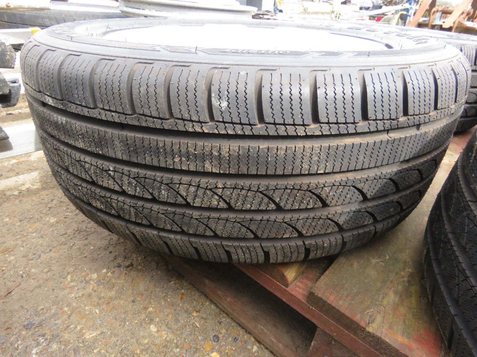 SET OF VW 235/55R17 SNOW TYRES ON ALLOY RIMS. - Image 5 of 5