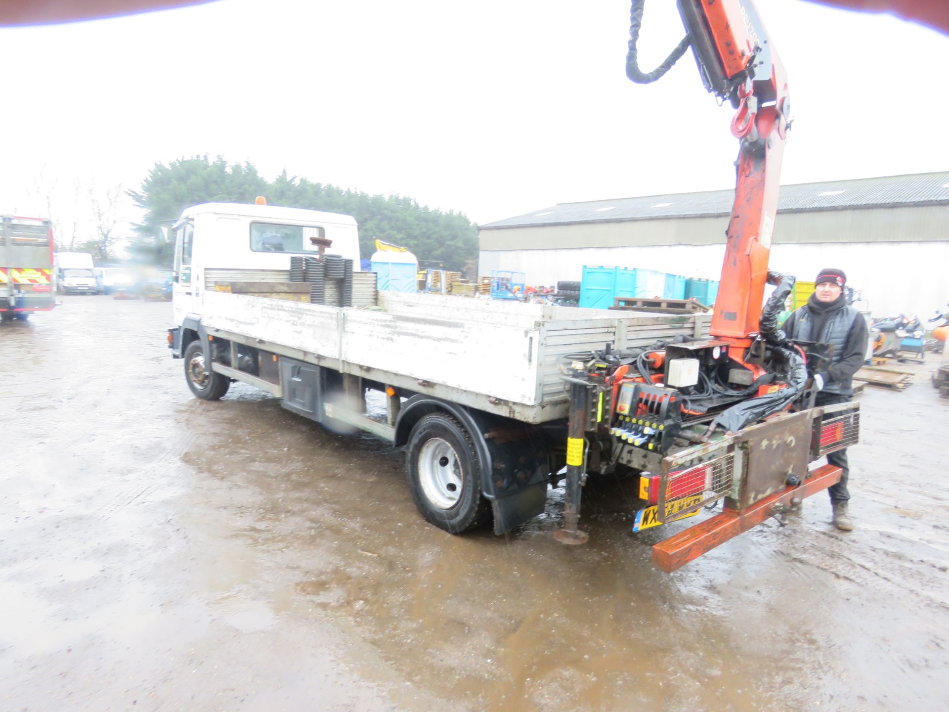 MAN 7.5TONNE DROP SIDE FLAT LORRY REG:WX54 VYD. WITH PALFINGER PEU7001 REAR MOUNTED CRANE. V5 DOCUME - Image 7 of 15