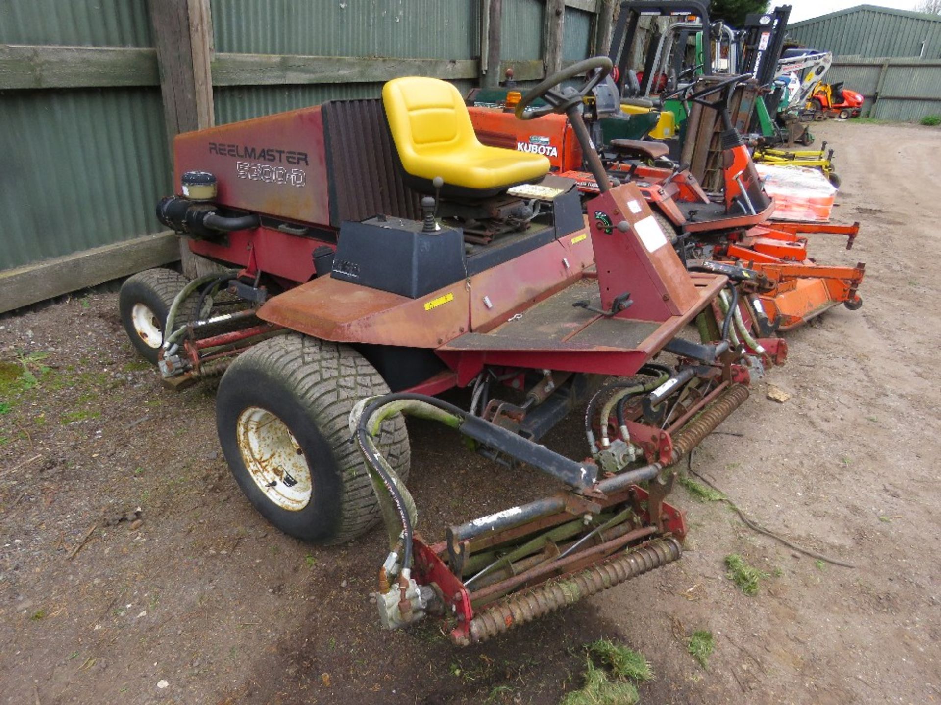 TORO 5 GANG RIDE ON MOWER, 2WD. WHNE TESTED WAS SEEN TO RUN, DRIVE AND MOWERS TURNED.....THIS LOT IS - Image 2 of 9