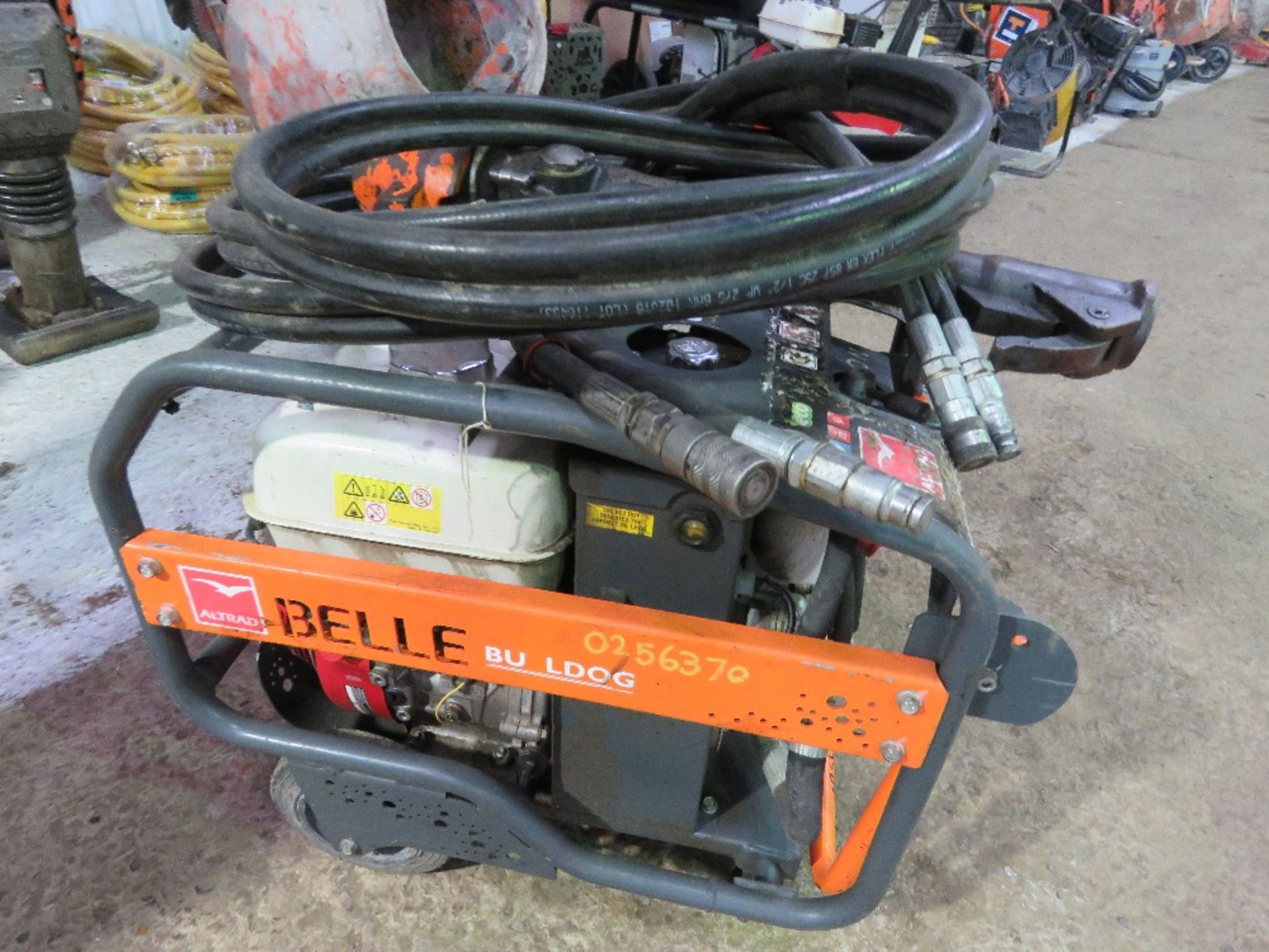 BELLE BULLDOG 20/140 PETROL ENGINED HYDRAULIC BREAKER PACK WITH HOSE AND GUN. - Image 3 of 4