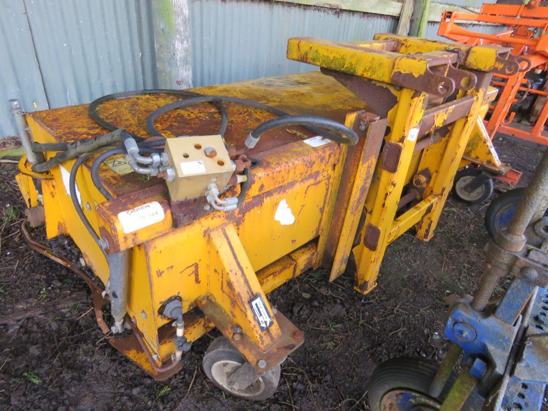 JCB240 HYDRAULIC DRIVEN FORKLIFT MOUNTED BRUSH WITH COLLECTOR BOX. 8FT WIDE APPROX.