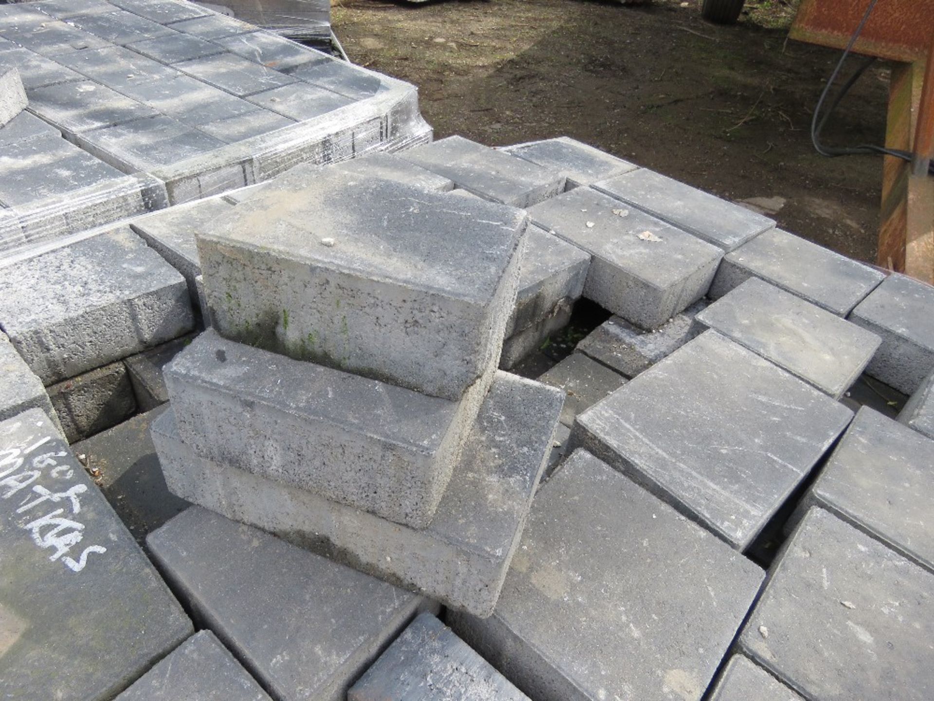 2 X PALLETS OF BLOCK PAVERS, BLACK COLOURED. - Image 6 of 7
